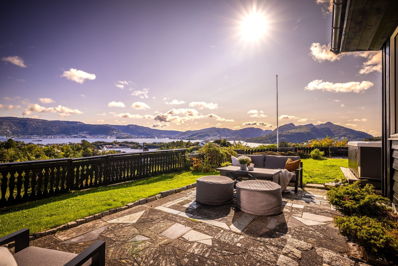 Enebolig med sjelden flott beliggenhet. Panoramautsikt utover Byfjorden og Bergen by. Vesentlig oppgradert 2021-2022.