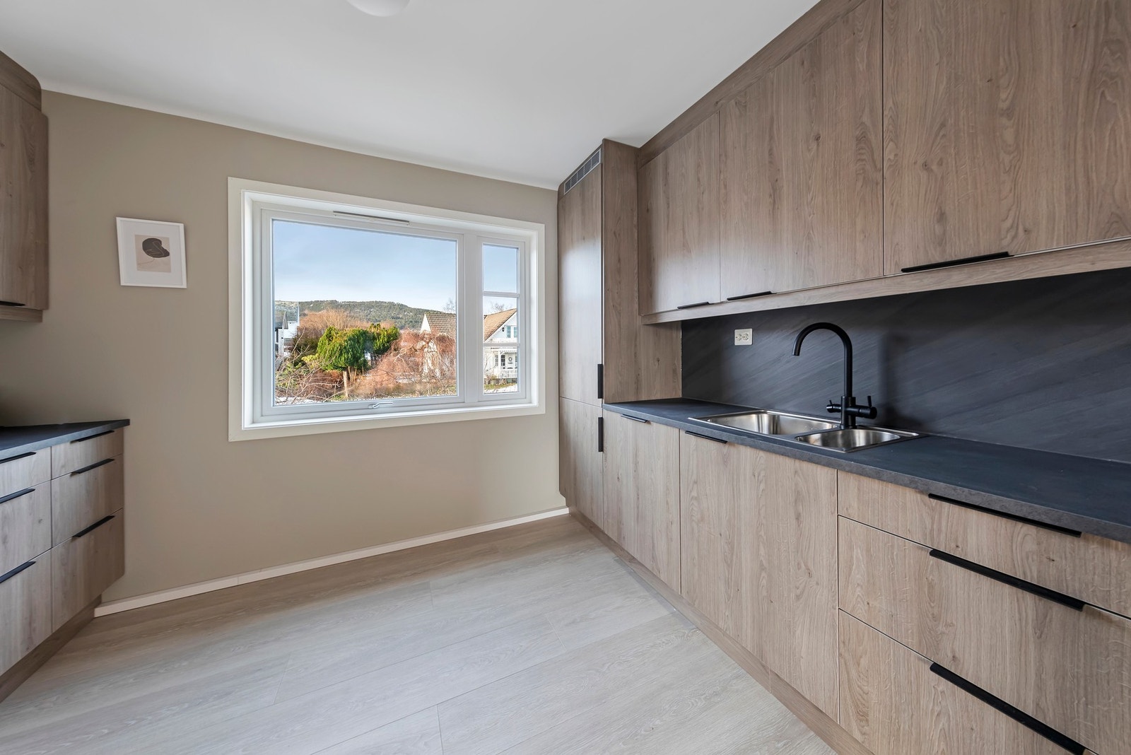 Lekkert Norema-kjøkken med integrerte hvitevarer Galleribilde