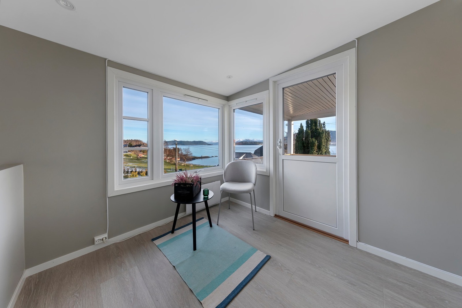 Leiligheten ligger i øverste etasje og disponerer arealet i trappegang. Her har man også utgang til egen, overbygd veranda Galleribilde