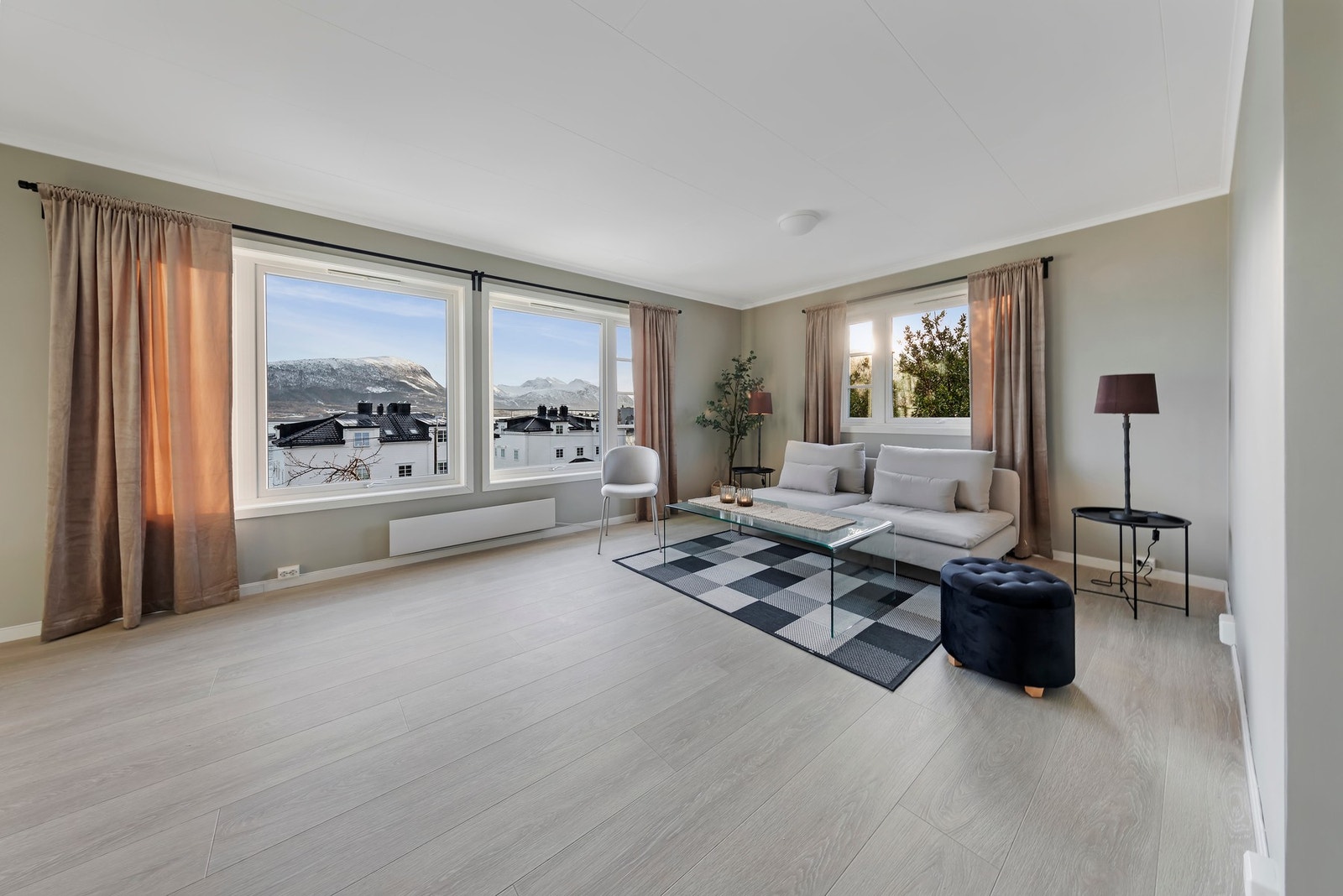 Lys og romslig stue med fin utsikt Galleribilde