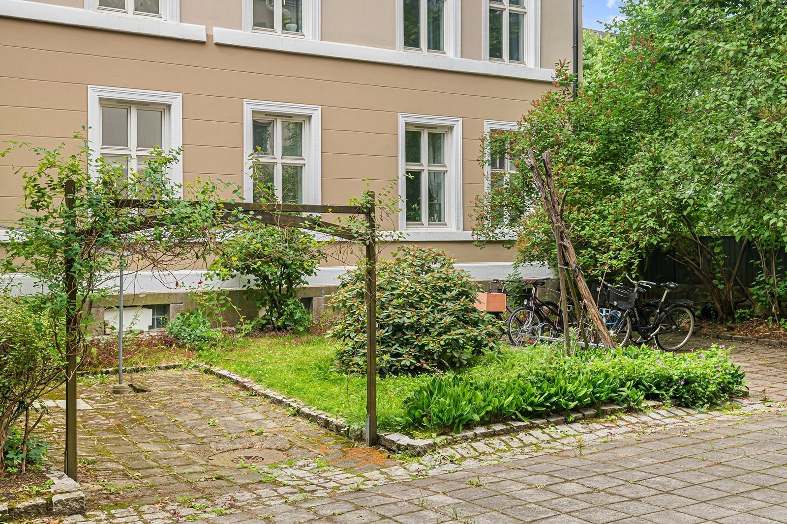 Det er sykkelparkering i bakgården. Galleribilde