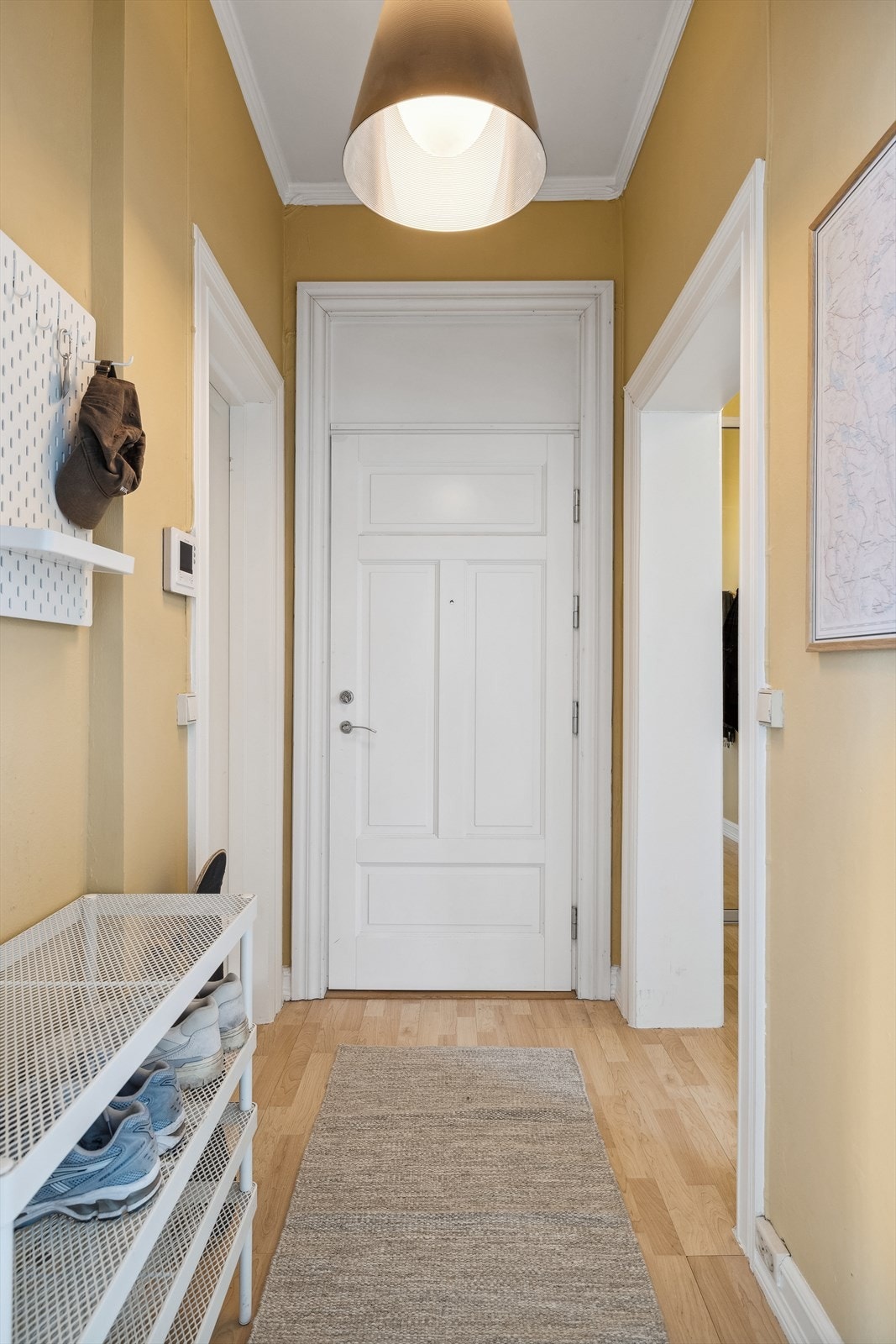 Entré med plass til å henge fra seg yttertøy og sette fra seg sko. Galleribilde
