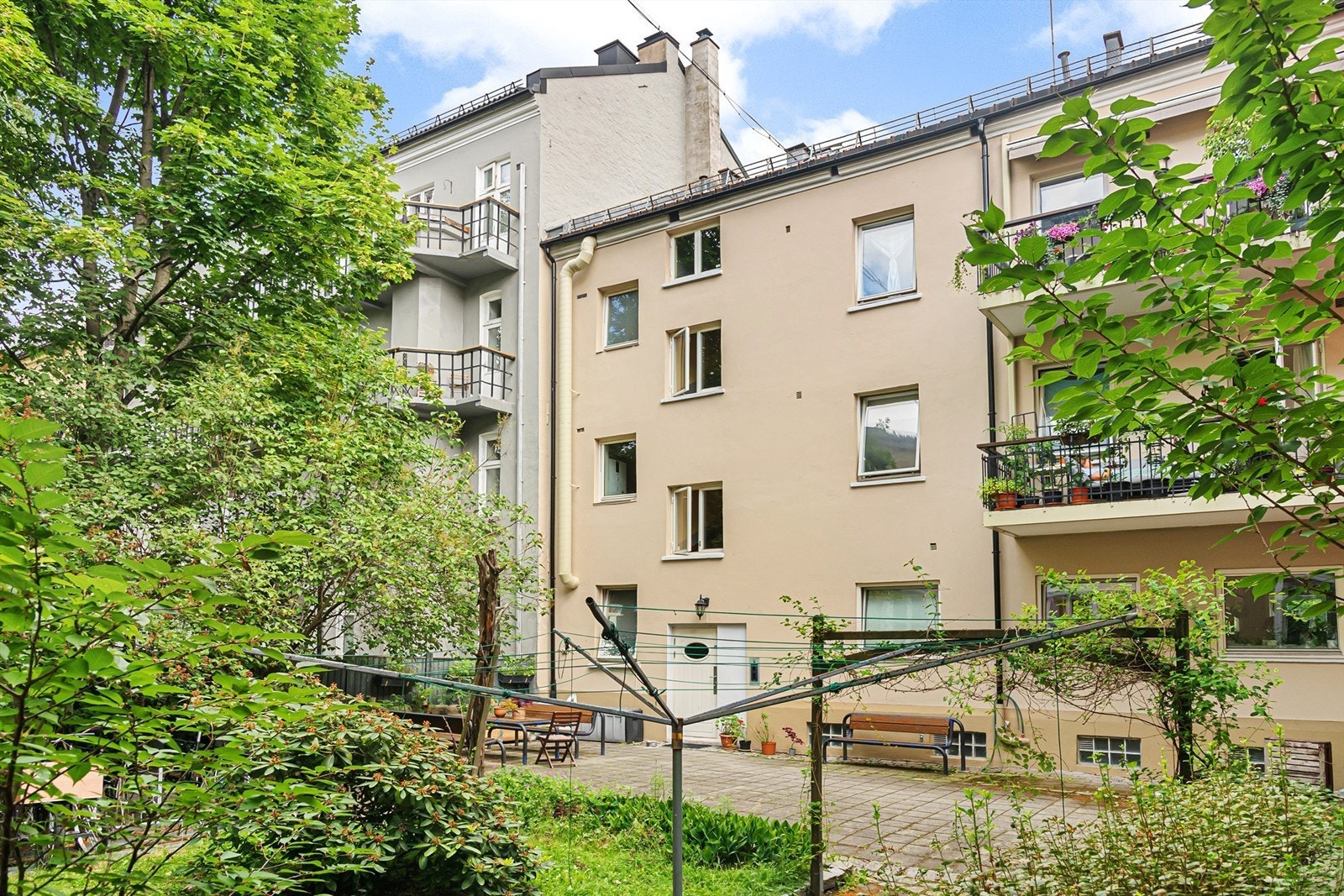 Gårdsrommet er pent opparbeidet med belgningsstein og gressplen, i tillegg til sittebenker til felles bruk for beboerne. Galleribilde