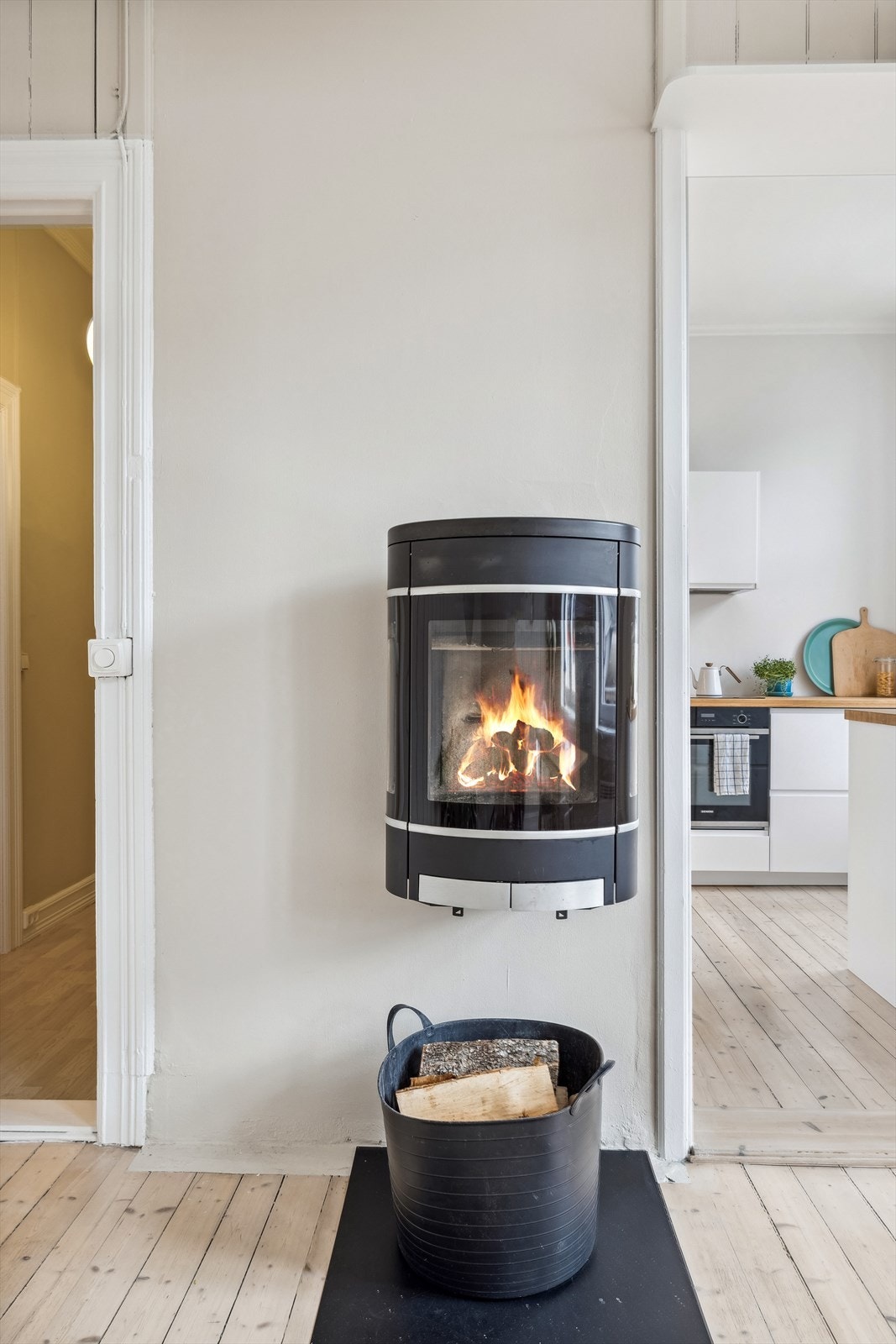 Stuen er utstyrt med en peisovn som sørger for ekstra varme og hygge på kalde dager. Galleribilde