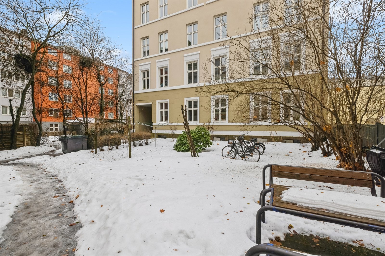 Som beboer i borettslaget har du tilgang til et pent opparbeidet indre gårdsrom. Galleribilde