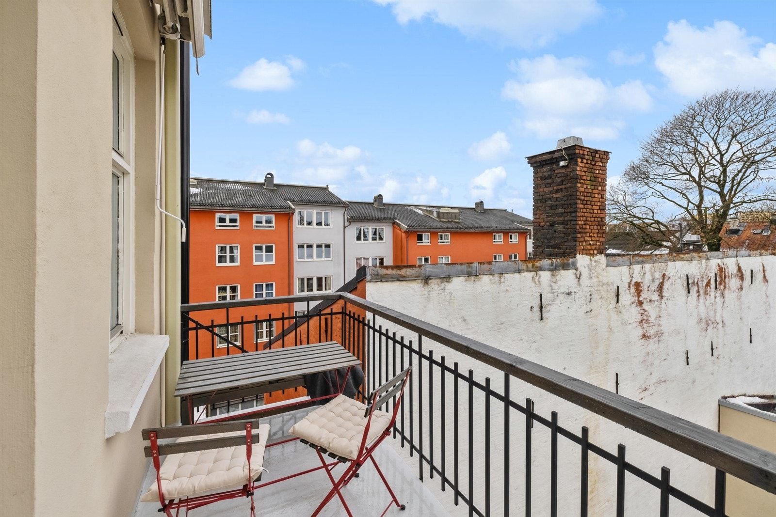 Balkongen vender mot vest og er målt til ca. 5 kvm. Galleribilde
