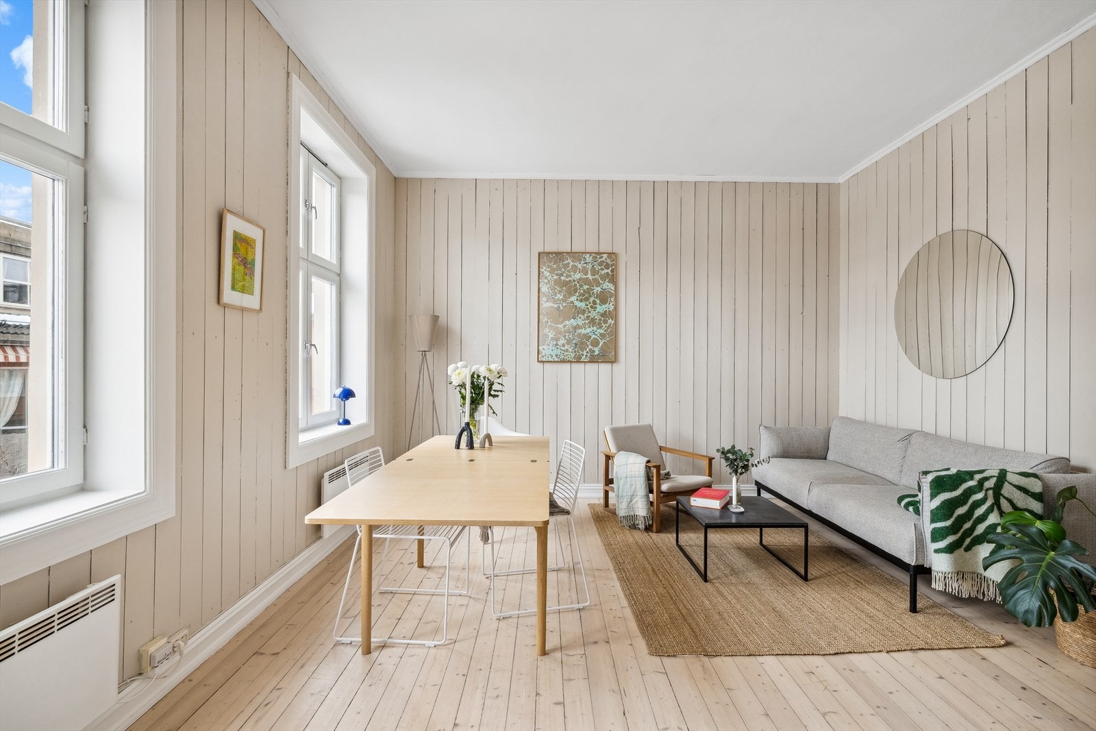 Leilighetens sosiale oppholdsrom er av svært god størrelse. Galleribilde