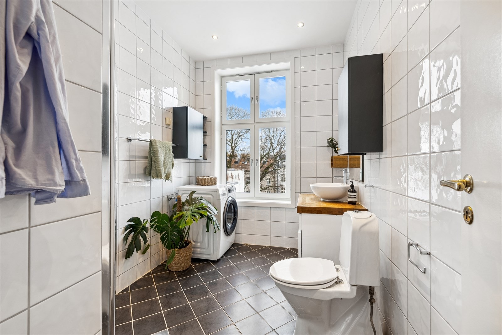 Delikat baderom med flislagte overflater, varme i gulvet og innfelte downlights i himling. Galleribilde