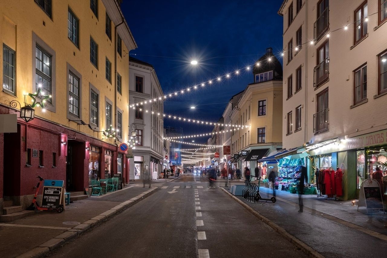 Leiligheten passer perfekt for deg som vil bo sentralt med alt av fasiliteter "rett utenfor døren". Galleribilde