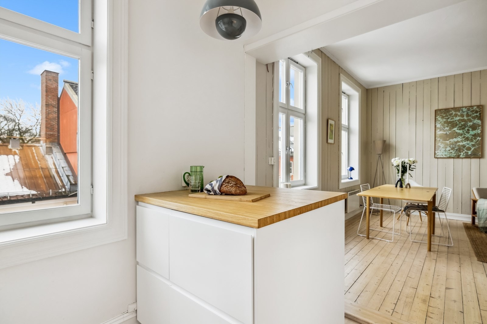 Med handelen følger integrert koketopp, stekeovn, oppvaskmaskin og kjøl/frys. Galleribilde
