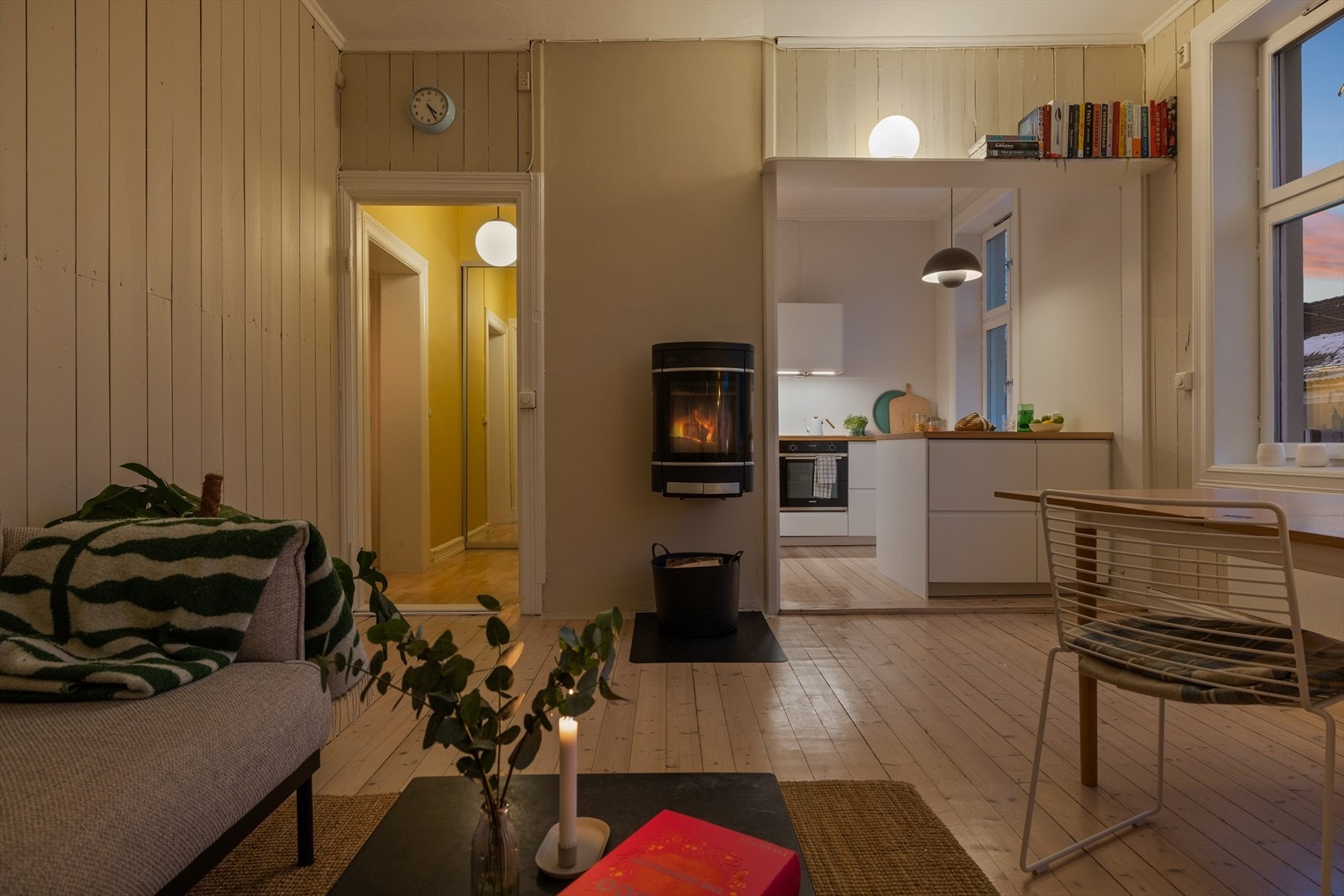 Peisovnen sørger for en lun atmosfære på kveldstid. Galleribilde