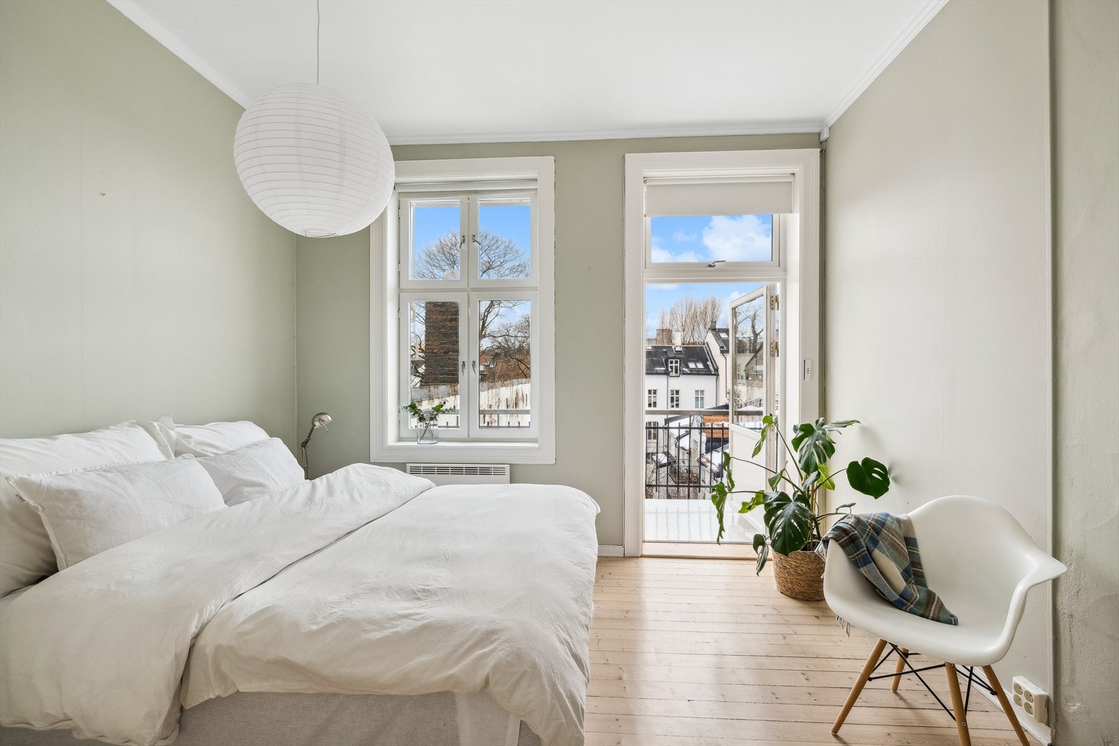 Rommet har plass til dobbeltseng, nattbord og annet ønskelig møblement. Galleribilde