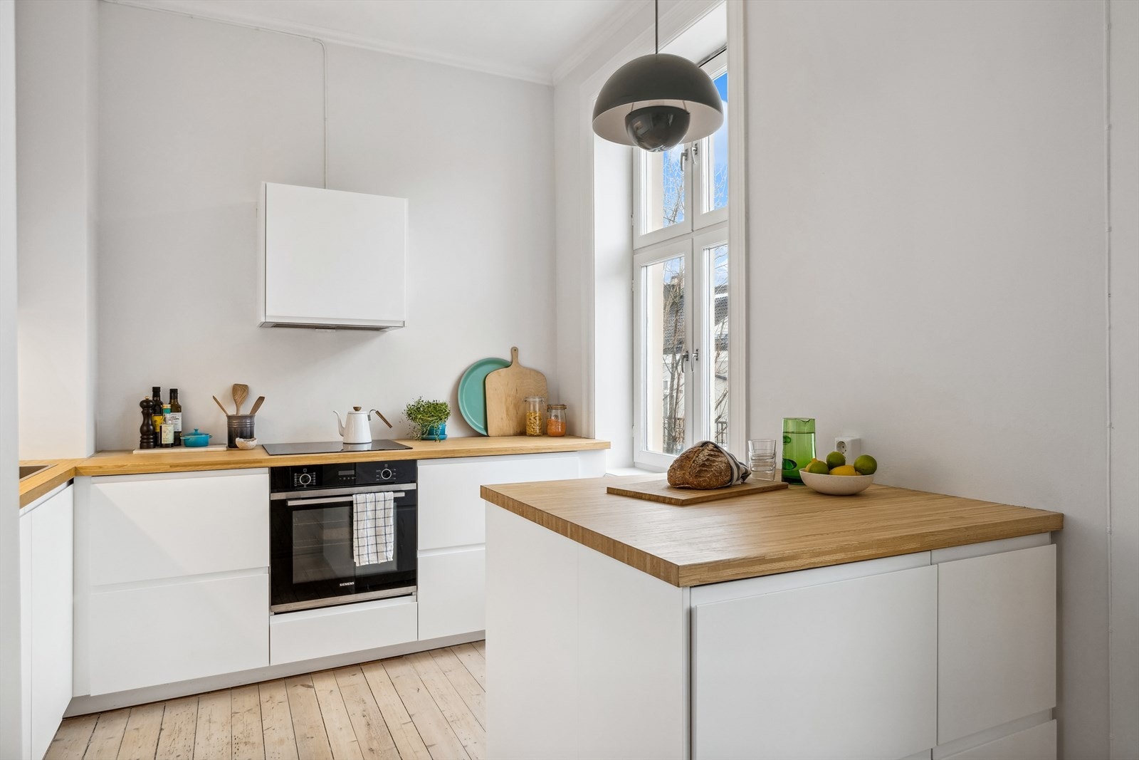 Innredningen er fra Ikea og har slette lakkerte fronter i lys utførelse. Galleribilde