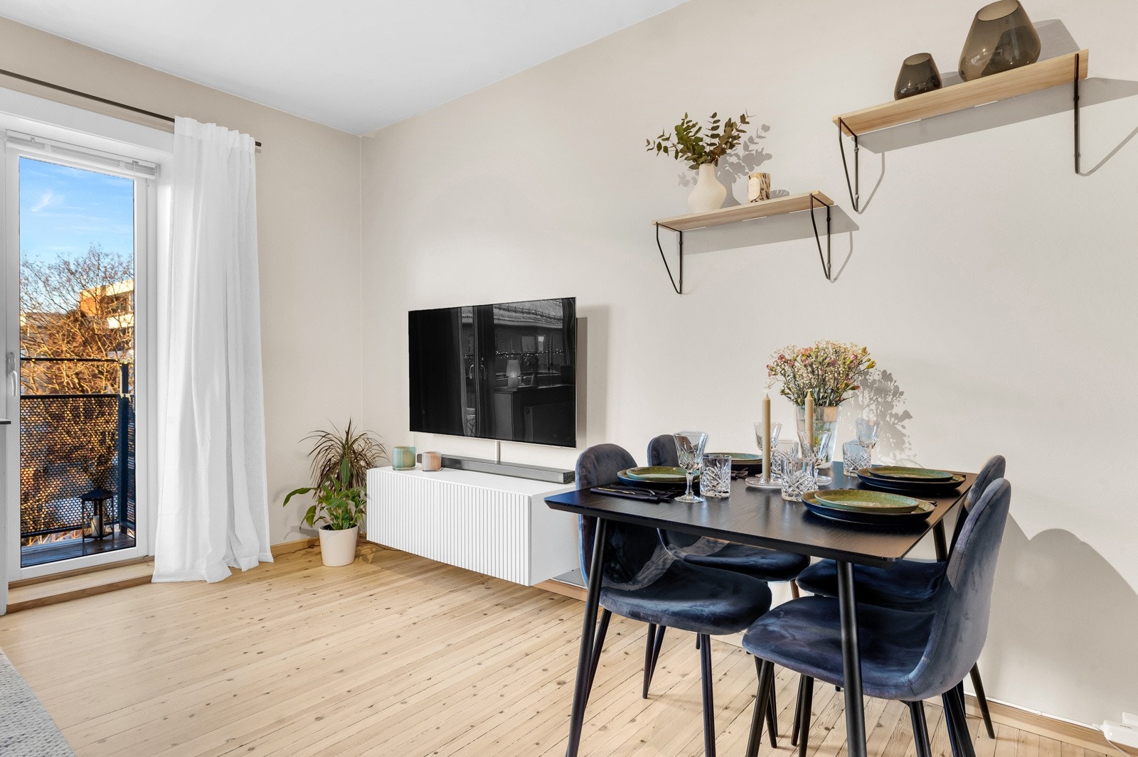 Det åpne oppholdsrommer gir plass til spisebord. Galleribilde