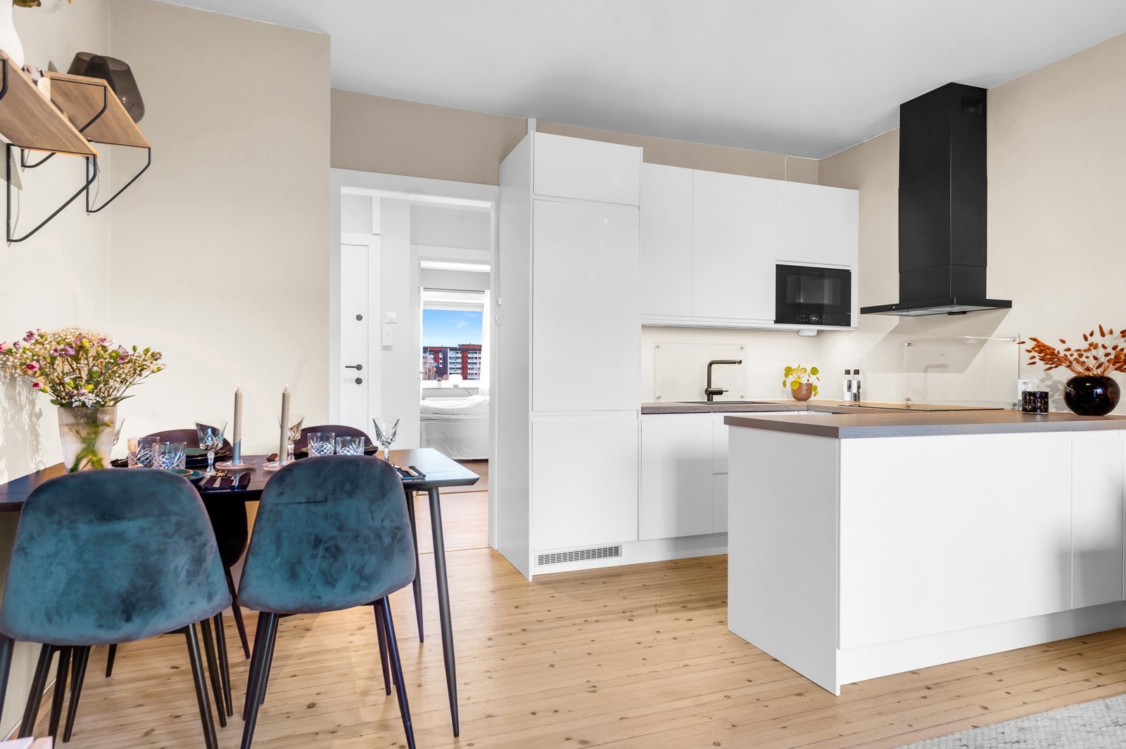 Kjøkkenet fra Epoq (2022) er utstyrt med hvit glatt kjøkkeninnredning, laminat benkeplate, malte flater over benk, utslagsvask med ett-greps blandebatteri, kjøkkenventilator og oppvaskmaskin. Galleribilde