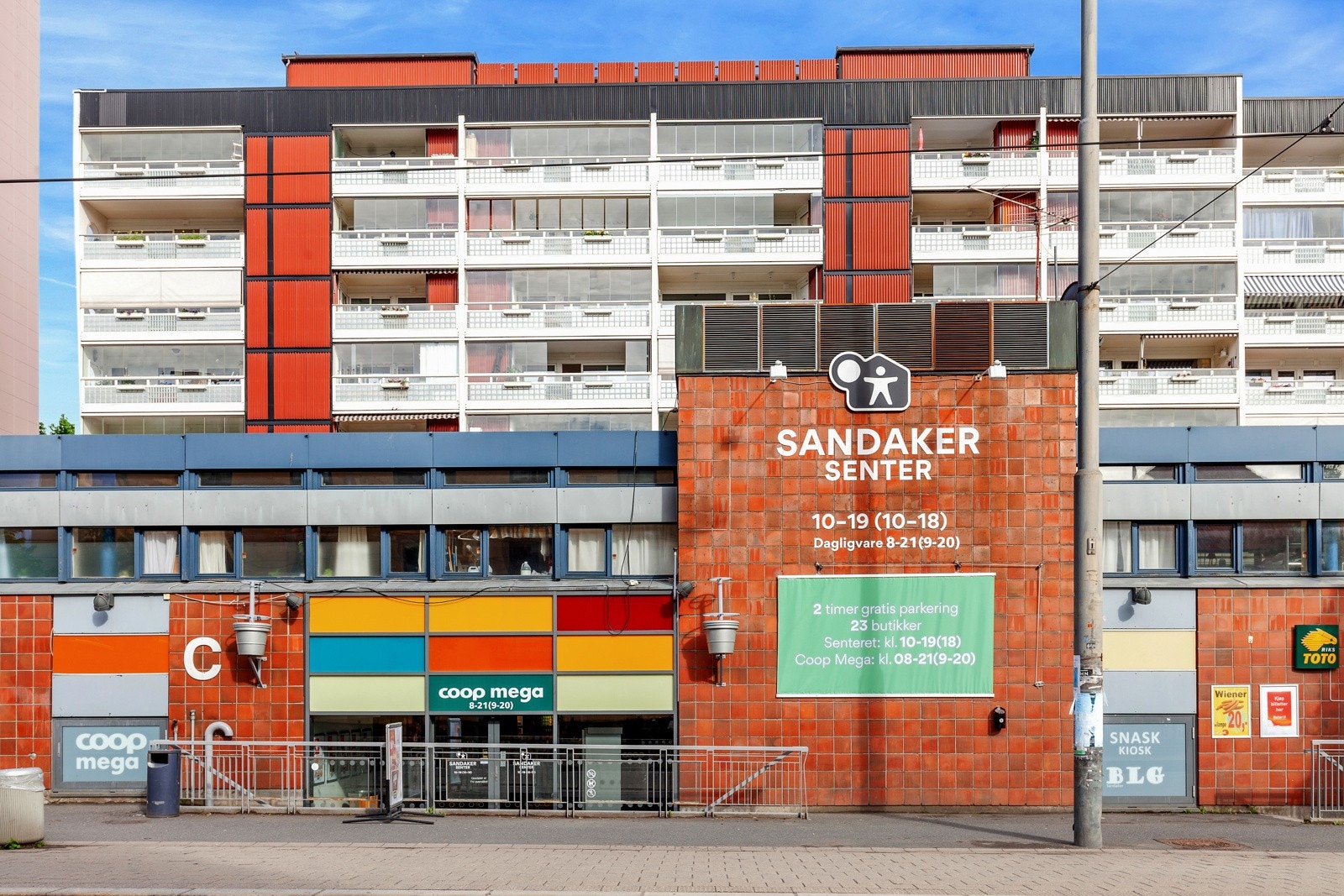 Snaue 4 minutters gange fra leiligheten finner du Sandaker senter. Her er det et ytterlige utvalg service fasiliteter som blant annet Vinmonopol, CoopMega m.m. Galleribilde
