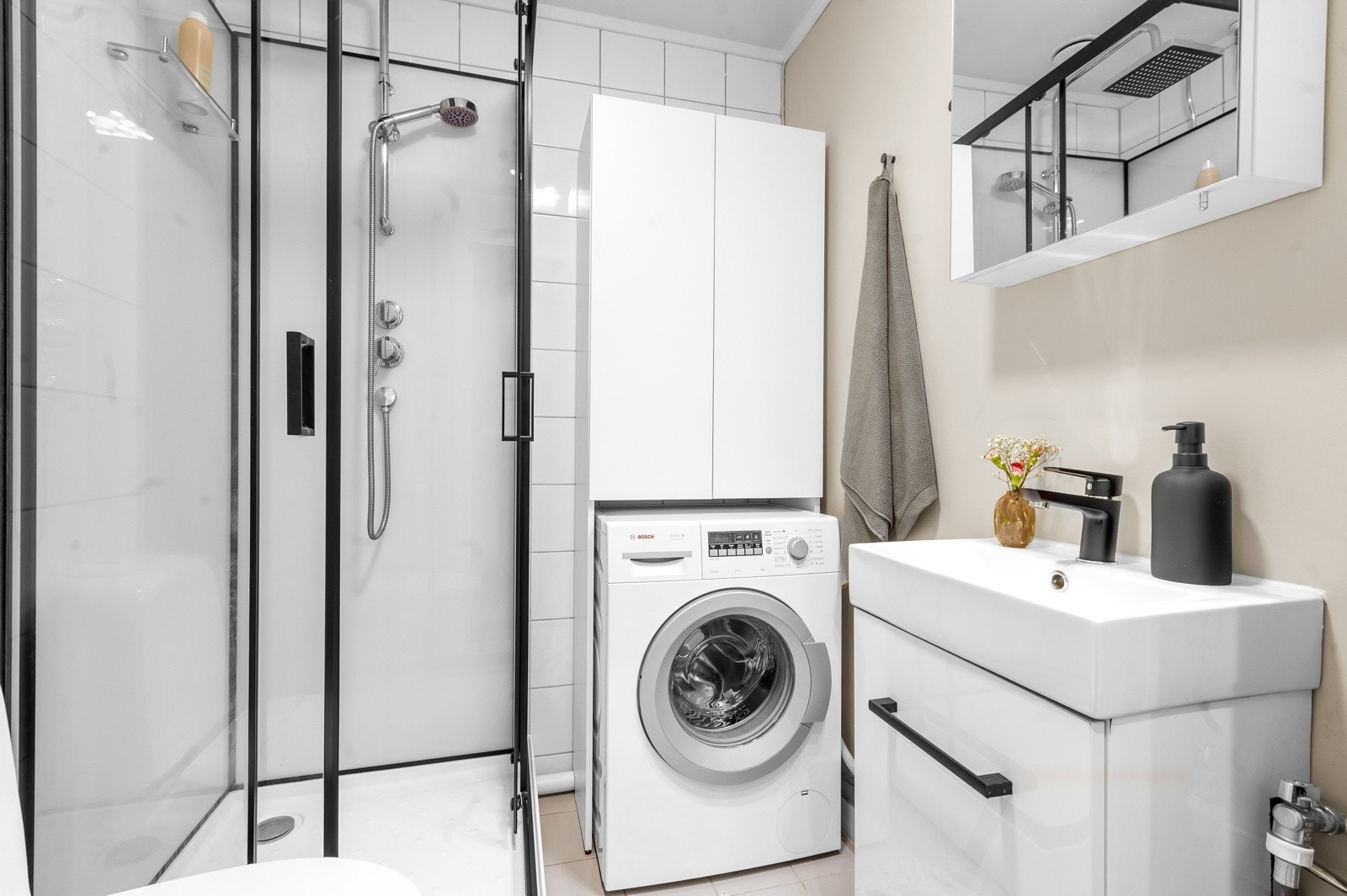 Badet ble pusset opp i 2000 i regi av borettslaget og har nyere inventar m/dusj fra 2022. Badet er utstyrt med servant og ett-greps blandebatteri, speilskap, lys, dusjkabinett og gulvstående toalett. Galleribilde