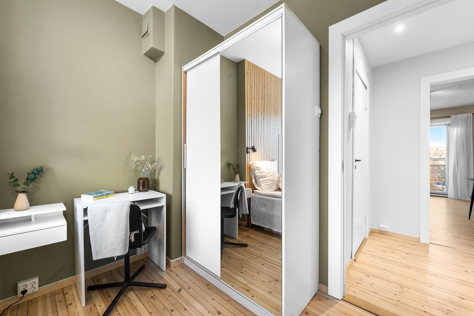 Garderobeskap medfølger boligsalget. Galleribilde