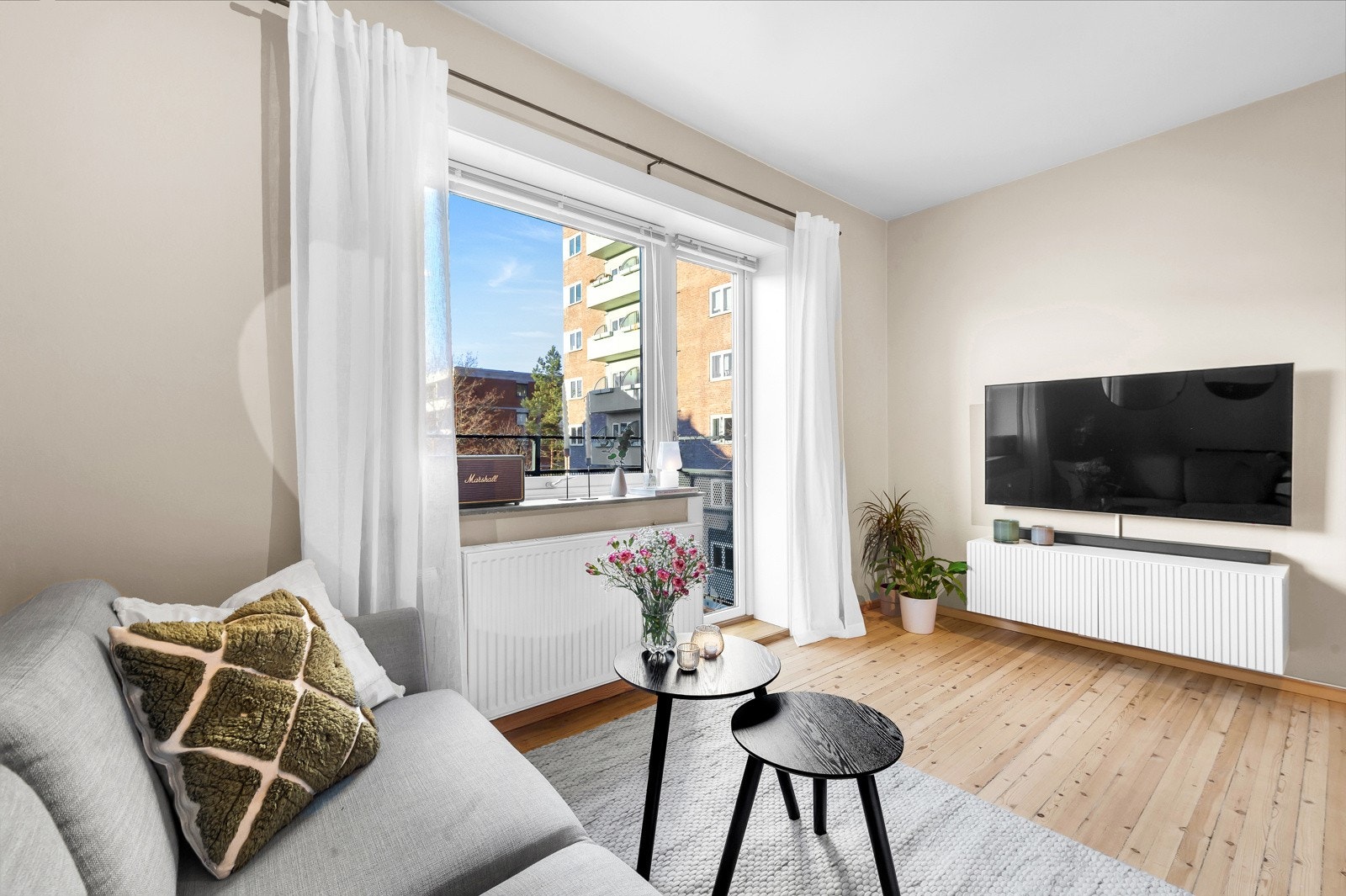 Fra stuen kommer du ut til boligens balkong. Galleribilde