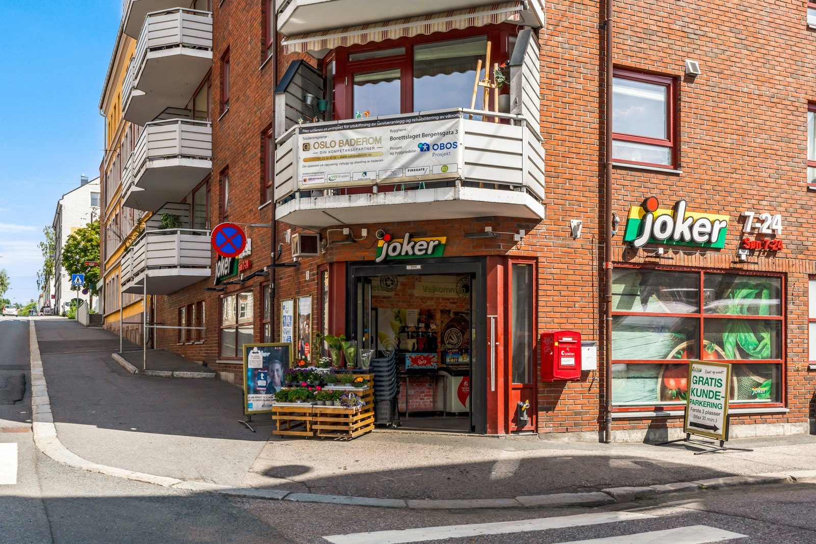 Fra boligen har du et rikt utvalg matbutikker i umiddelbar nærhet. En kort gåtur fra leiligheten finner du blant annet Joker og Rema 1000. Galleribilde