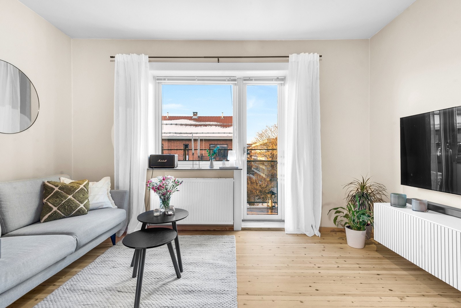 Store vindusflater bidrar til å slippe lyset inn slik at boligen virker større og mer luftig. Galleribilde
