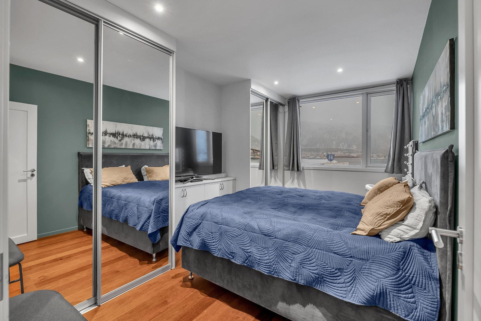 Soverom 1 nyttes til hovedsoverom. Her finner du plass til både dobbeltseng og har god garderobeplass Galleribilde