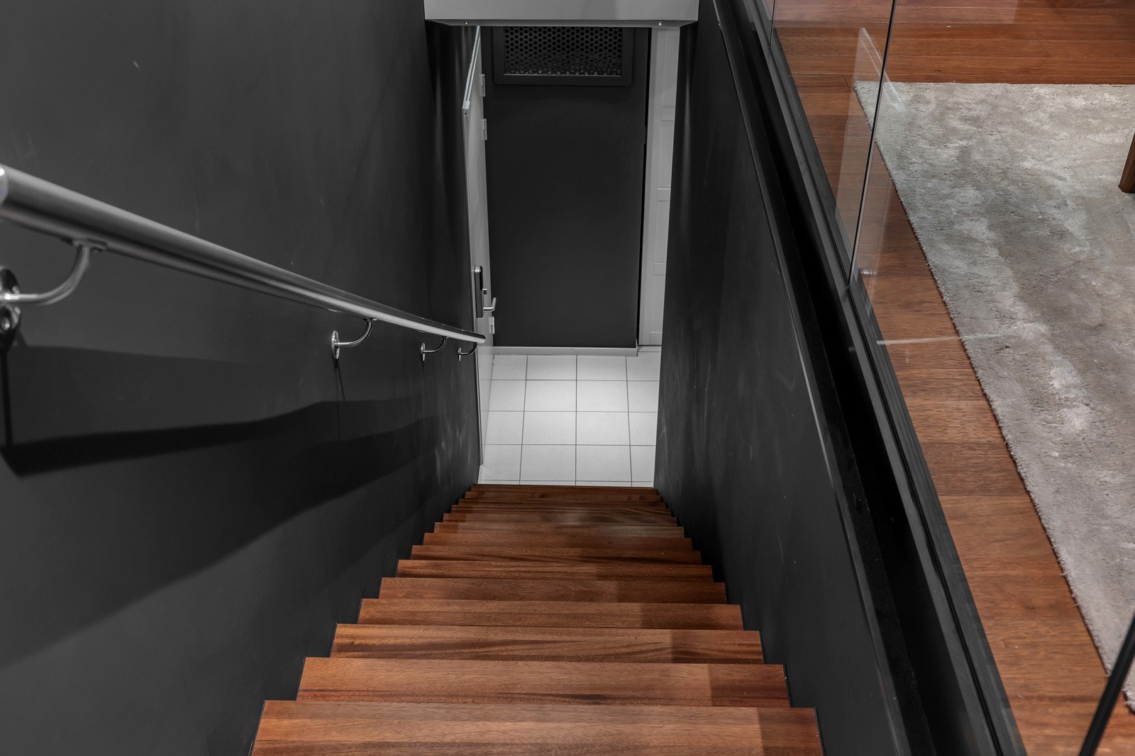 Trappegangen er malt i fin farge og det er belyste trappetrinn Galleribilde