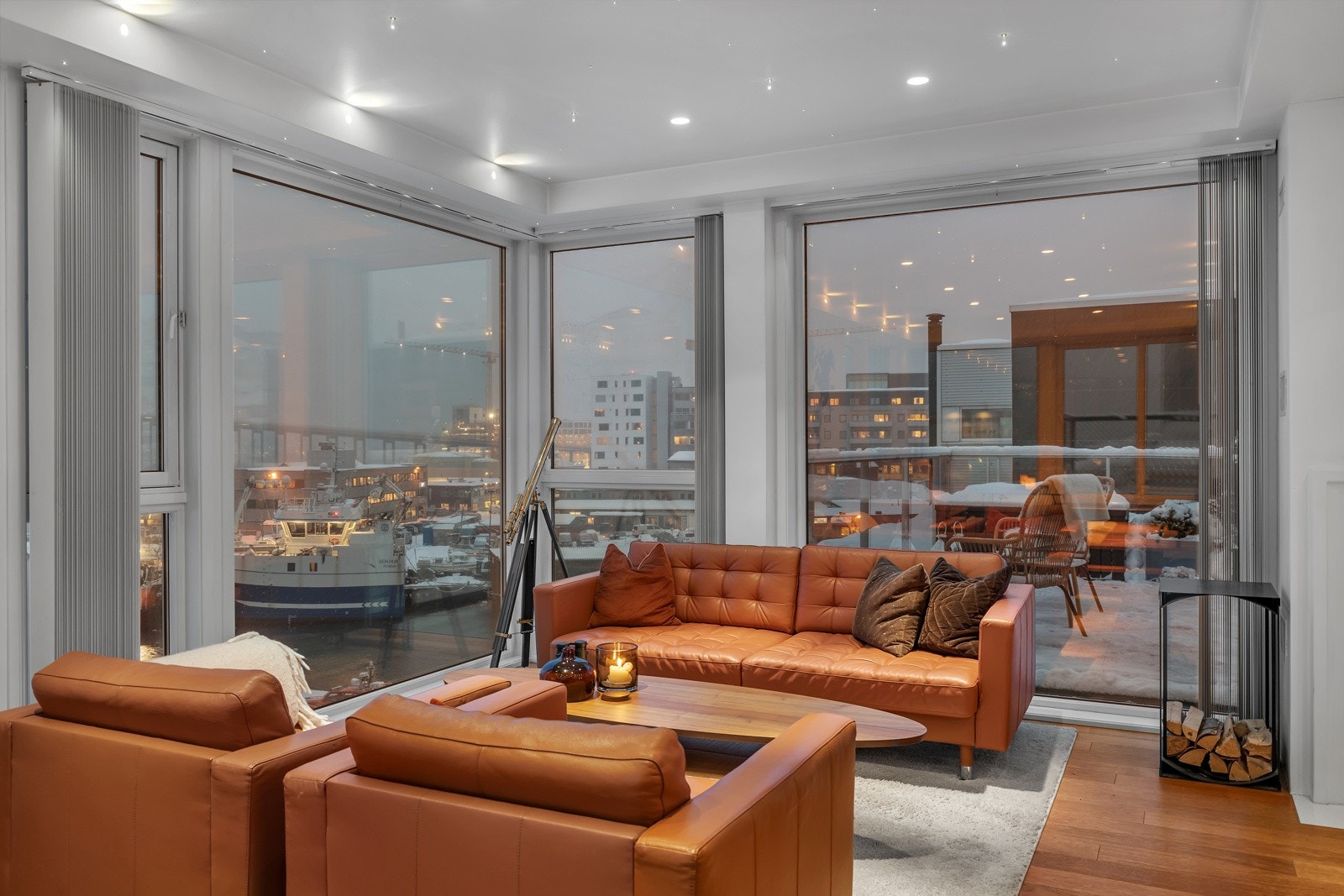 Her nytes utsikt mot Vervet, sundet, innseilinga, brua, Ishavskatedralen, Fjellheisen, Tromsdalstinden m.m. Galleribilde