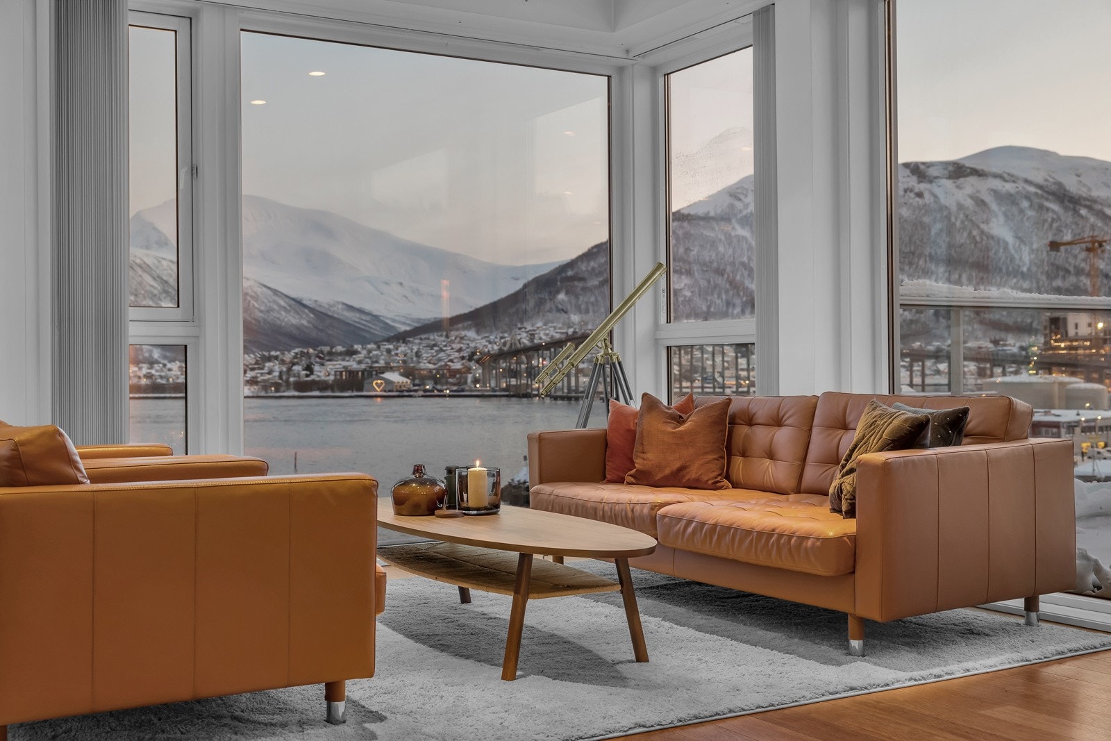 Leilighetens 2. etasje er dedikert til opphold og kos! - Her finner du spisestue, TV-stue med hjemmekinoanlegg, dagligstue med fantastisk utsikt og veranda på begge sider Galleribilde