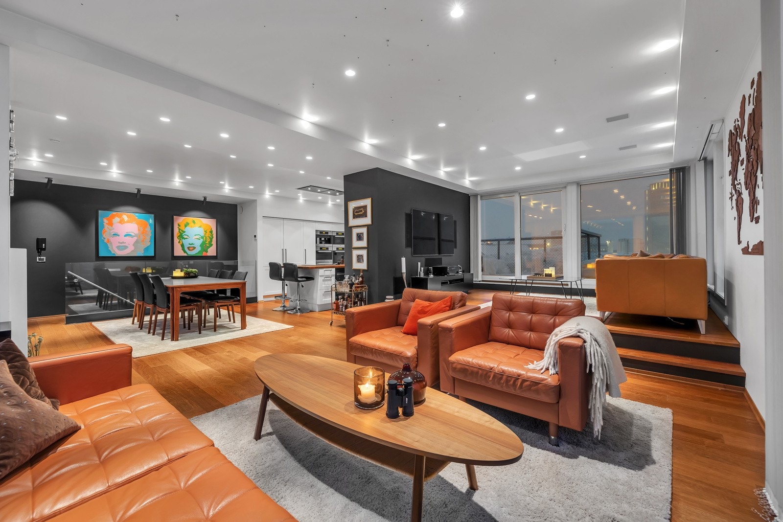 Elegant løsning med trinn opp til TV-stuen hvor du har integrert hjemmekinoanlegg som er spesialbygget til boligen Galleribilde