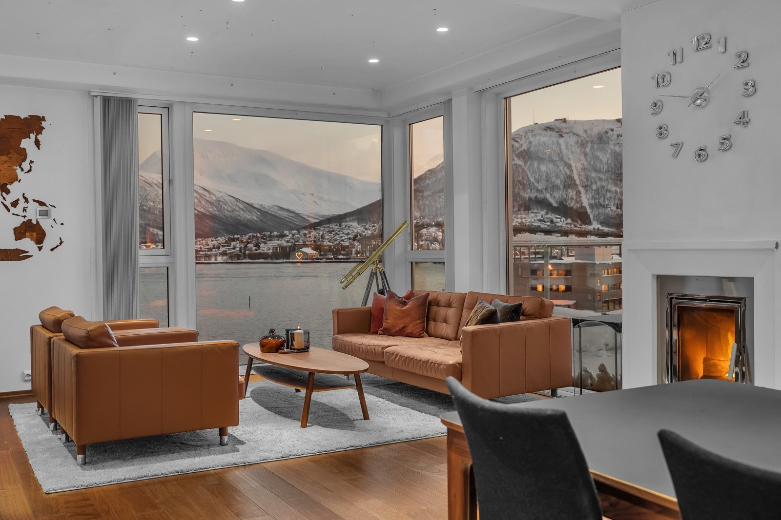 Stuen har bl.a. store vindusflater, lekkert materialvalg og vedovn Galleribilde