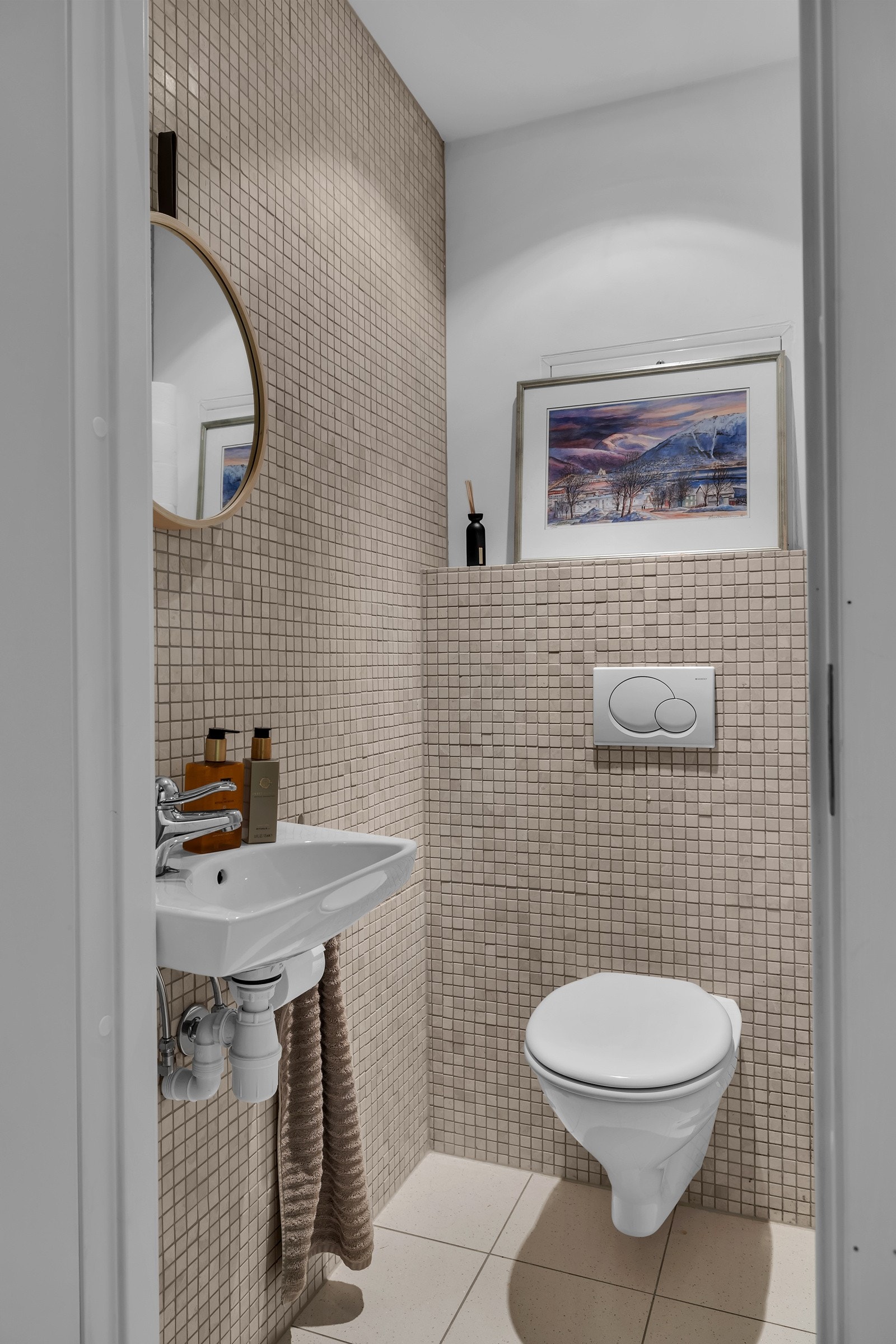 Gjestetoalettet er pent og praktisk Galleribilde