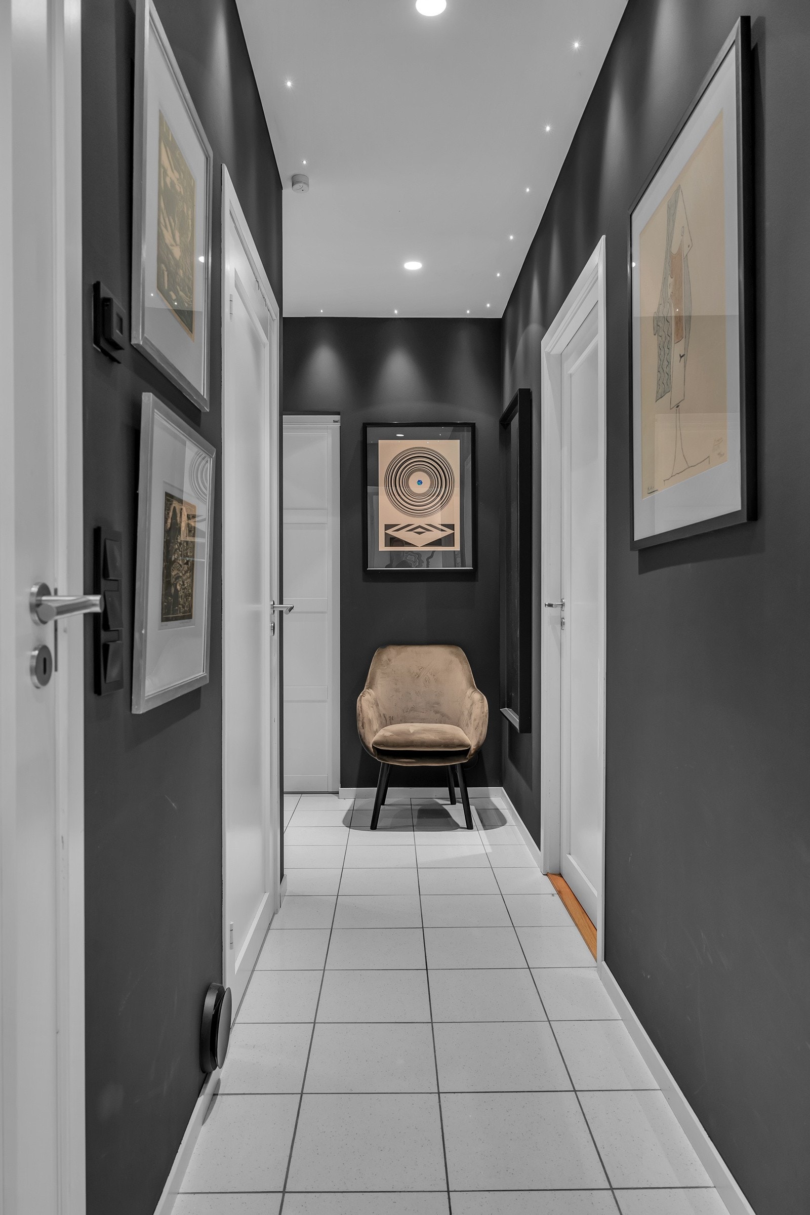 Videre ledes du til boligens 3 soverom og et stort innholdsrikt bad Galleribilde