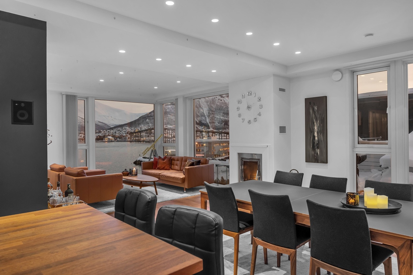 Til tross for at denne etasjen er dedikert mat og opphold er rommet delt inn i flere soner som er skjermet fra hverandre Galleribilde