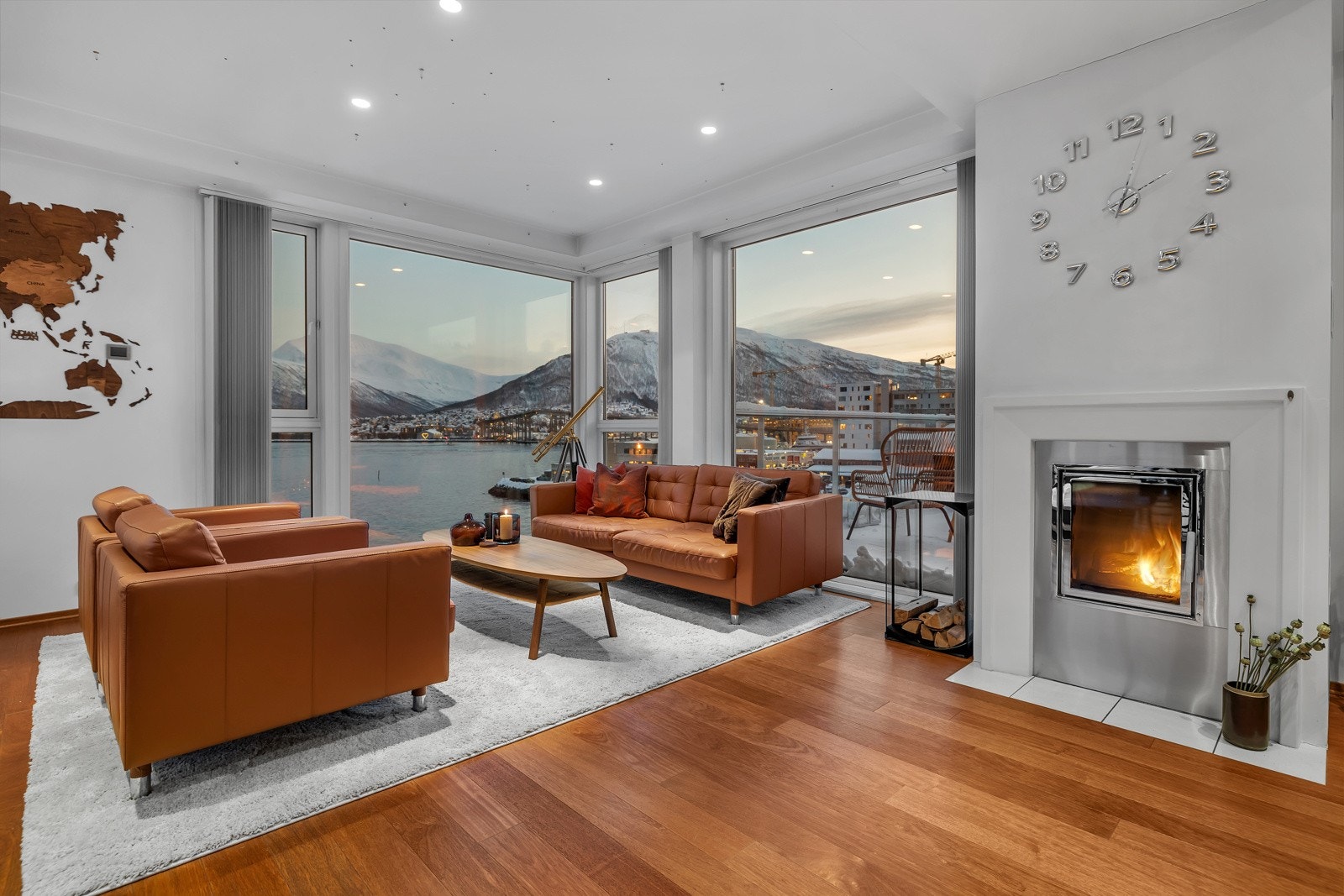 Leiligheten strekker seg over 2 plan og er på hele 134m2 Galleribilde