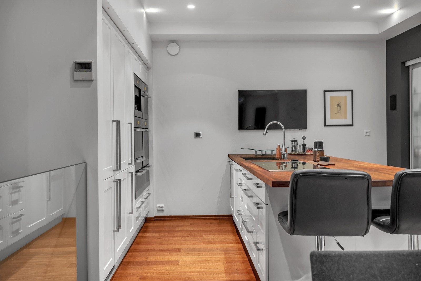 Trappegangen er elegant adskilt med glassrekkverk Galleribilde