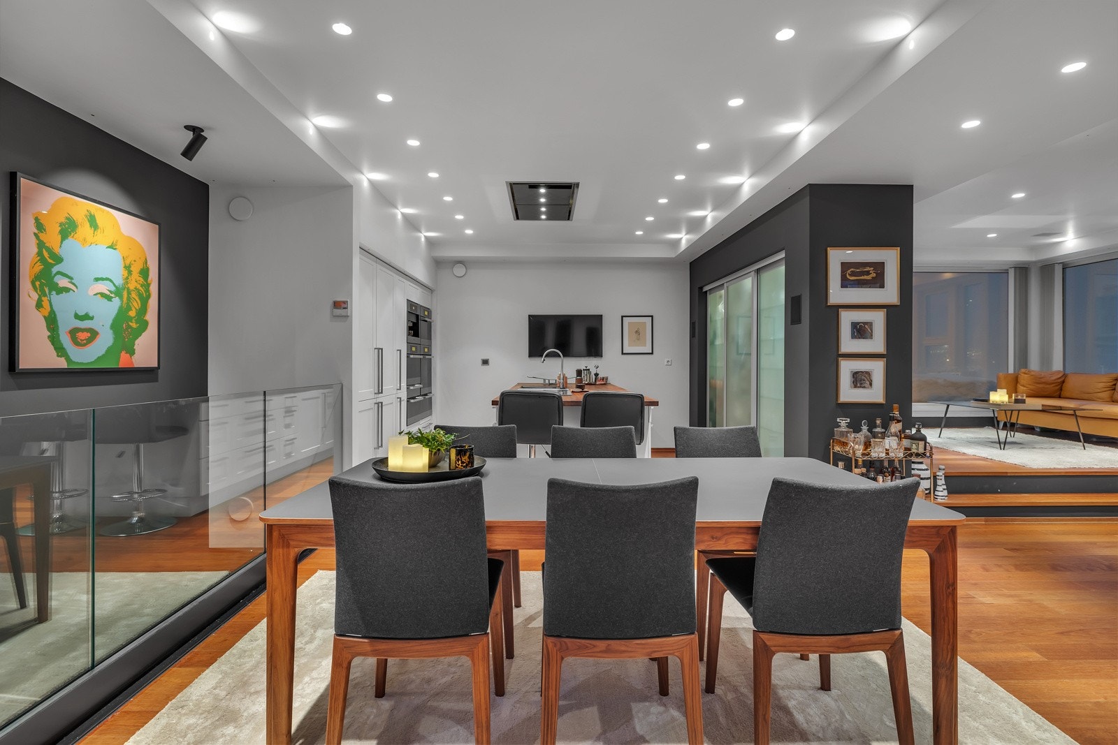 Kjøkkenet og spisestuen henger naturlig sammen slik at du kan underholde gjester samtidig som du tilbereder mat Galleribilde