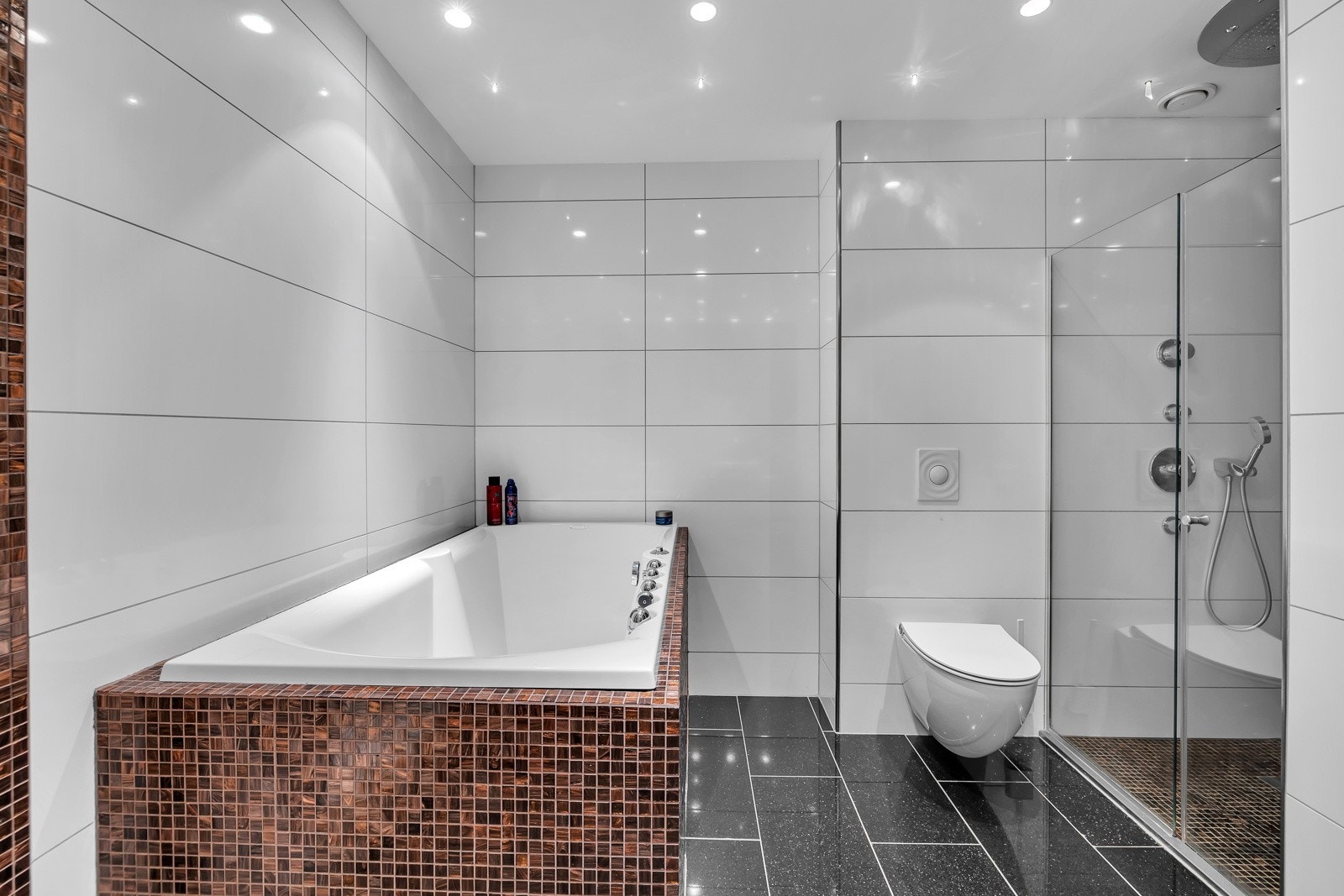 Her du stor dusj med himmelfall og stort boblekar Galleribilde