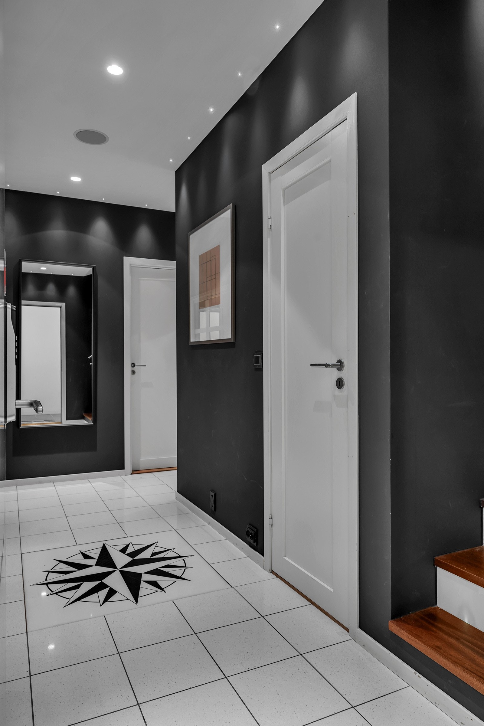 I boligens 1. etasje finner du dette flotte inngangspartiet som leder deg til soverom, toalett og bad Galleribilde