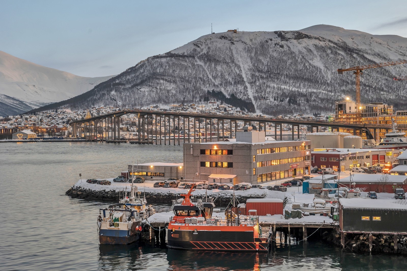 Paul Bjørviks Gate 1 er plassert ved sjøkanten et steinkast fra bruhodet og Vervet, nordre del av Tromsø sentrum Galleribilde