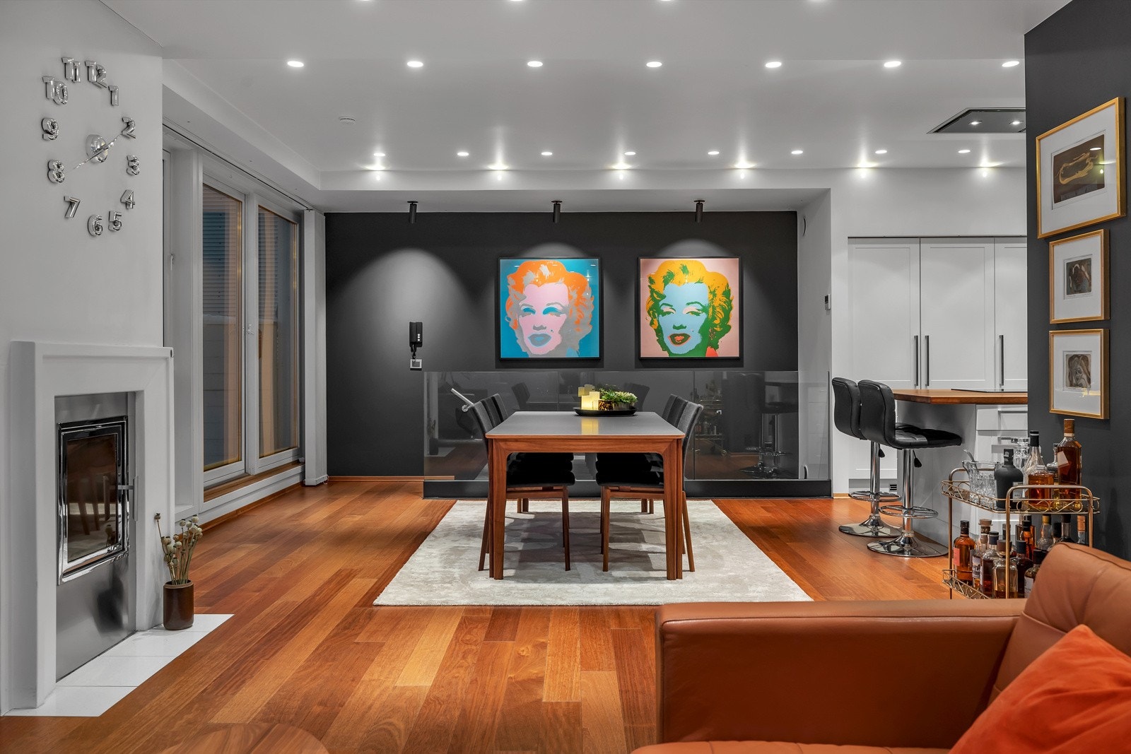 Mellom trappegang og dagligstue finner du god plass til stor spisestue Galleribilde