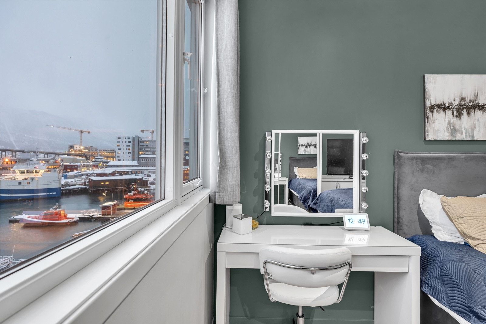 Også dette soverommet er av fin størrelse med plass til dobbeltseng Galleribilde