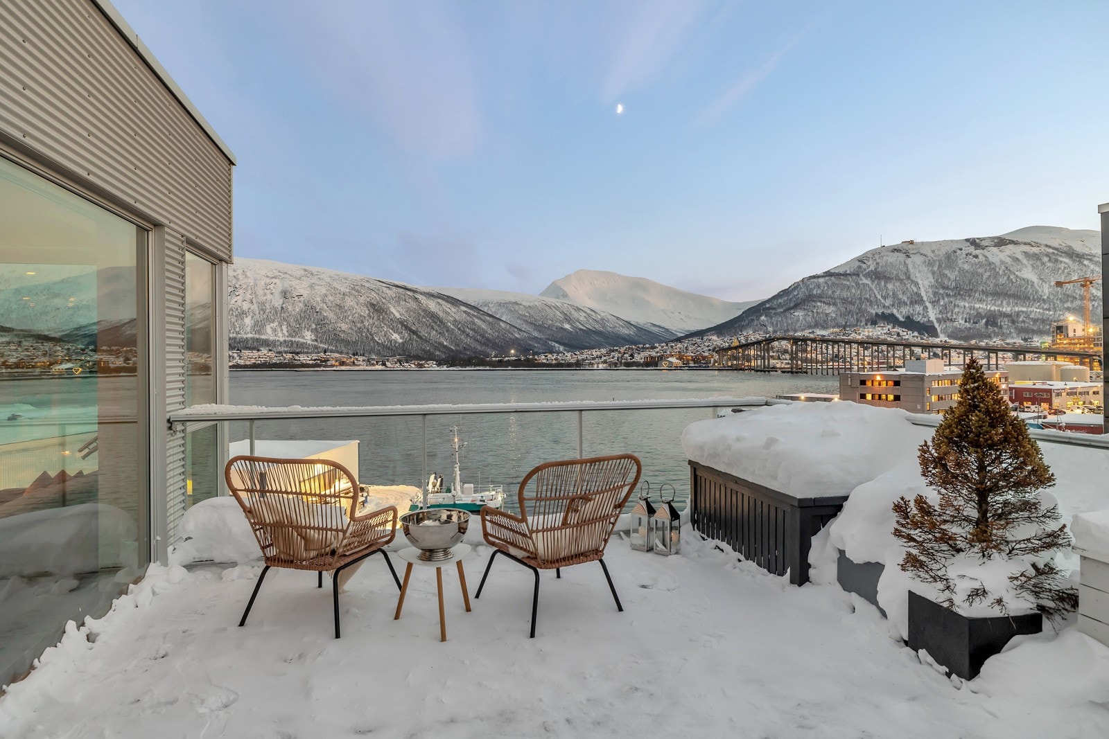 Fra spisestuen går du ut til denne flotte, solrike og skjermede takterrassen Galleribilde