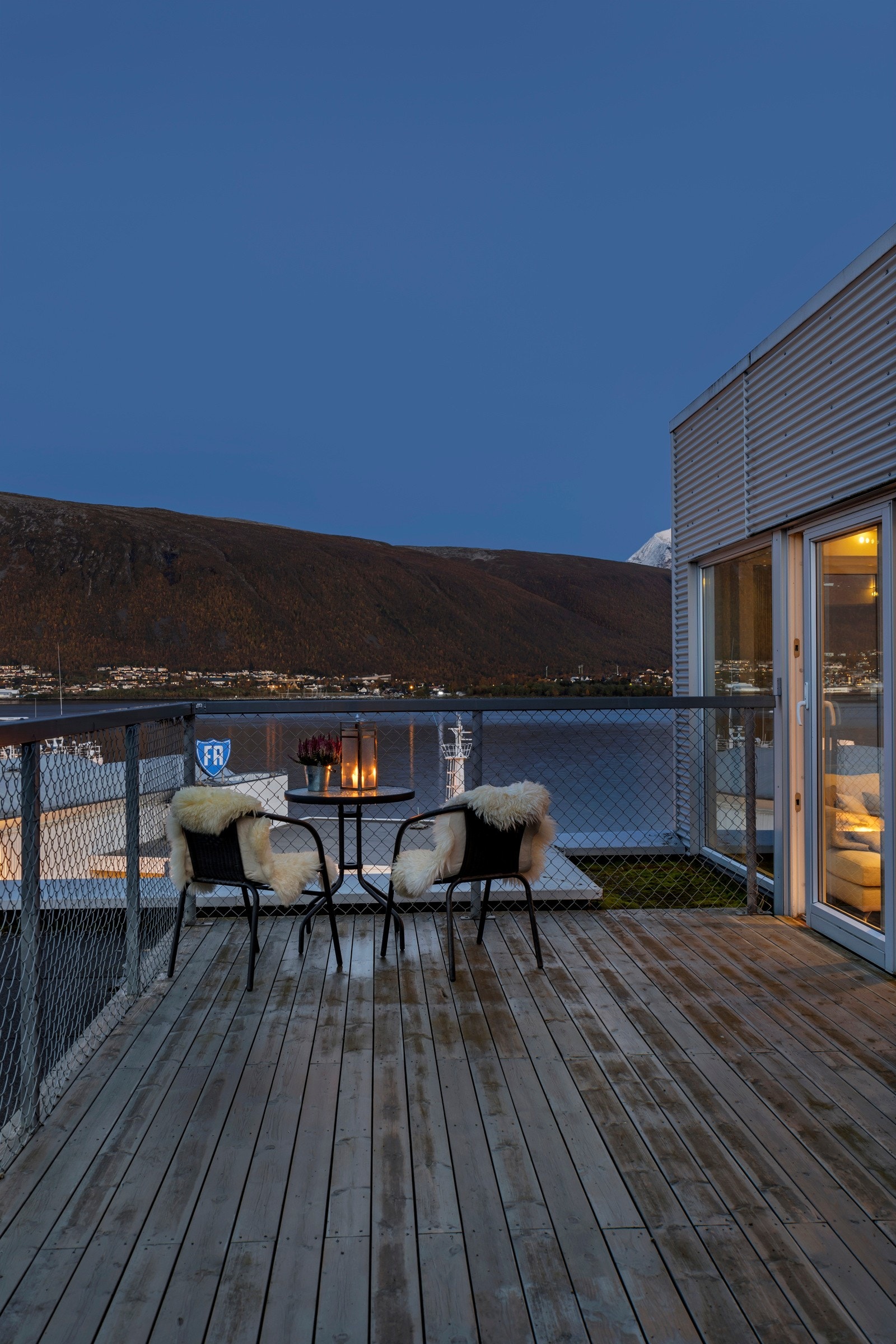 Fra TV-stuen er det utgang til en av leilighetens 3 terrasser Galleribilde