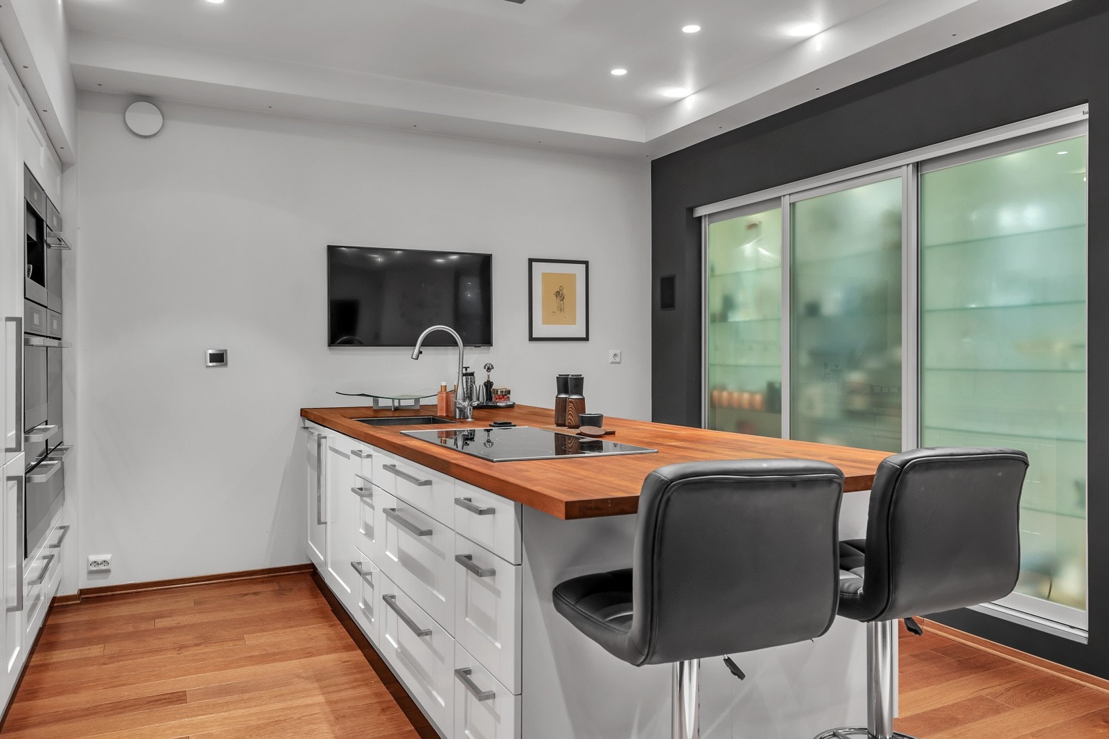 For mindre lag er det plass til to ved enden av kjøkkenøya Galleribilde