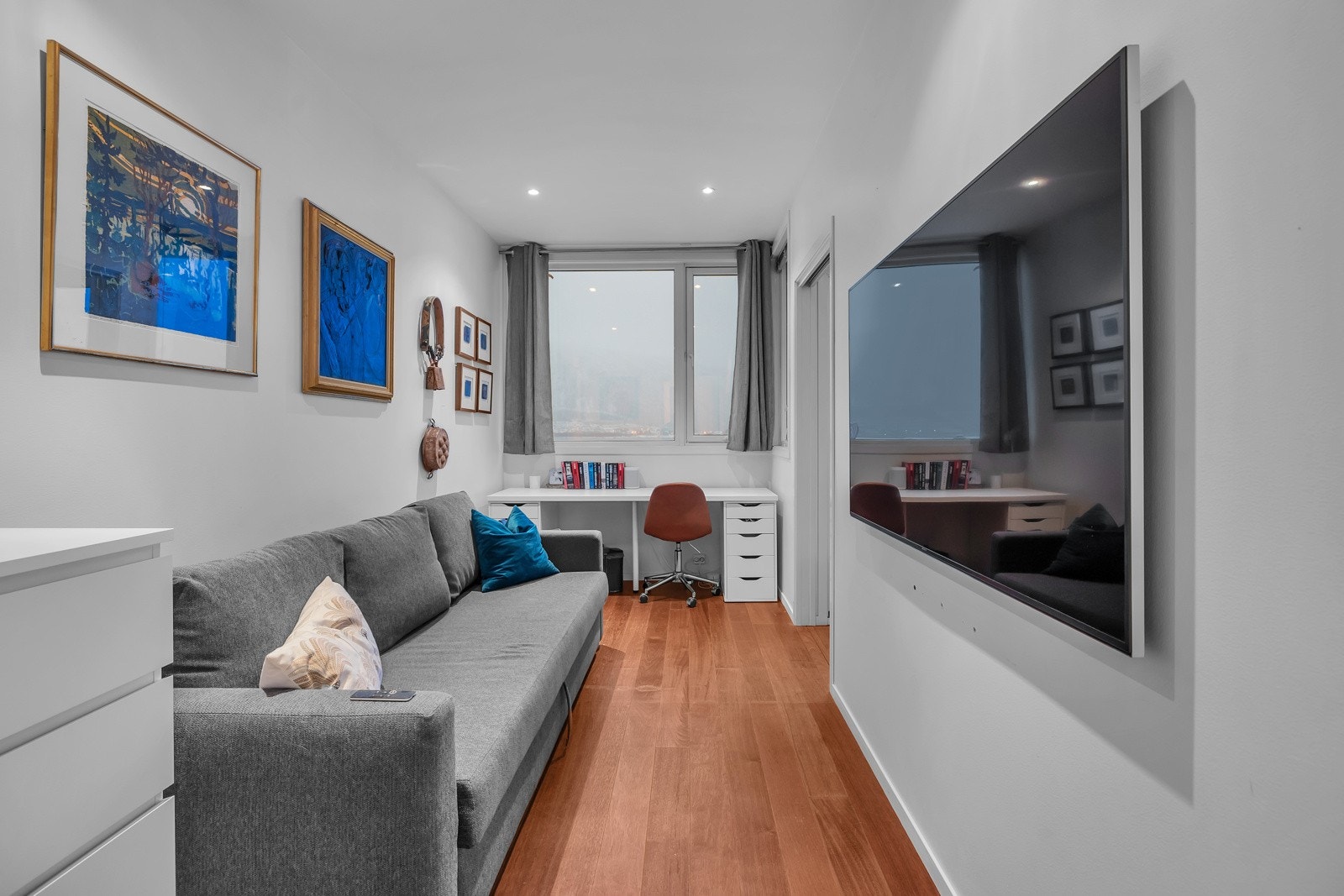 Soverom 2 ligger vegg i vegg med soverom 1 og nyttes i dag som kombinert TV-stue/kontor Galleribilde