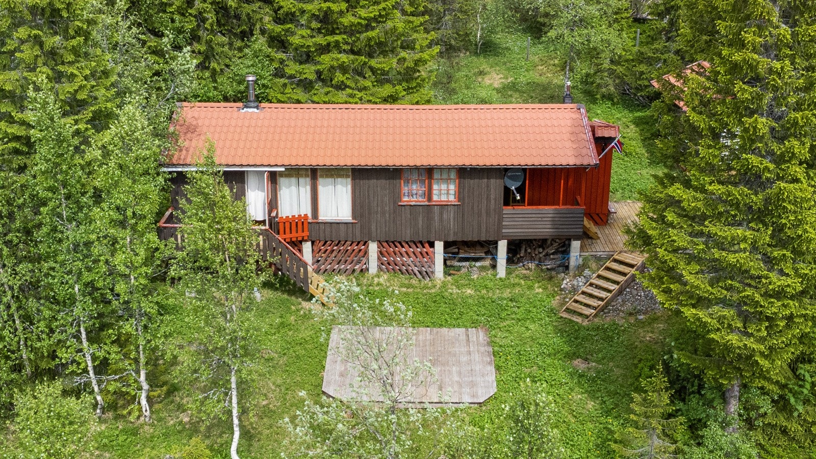 Dette er en romslig hytte beliggende i naturskjønne omgivelser. Galleribilde