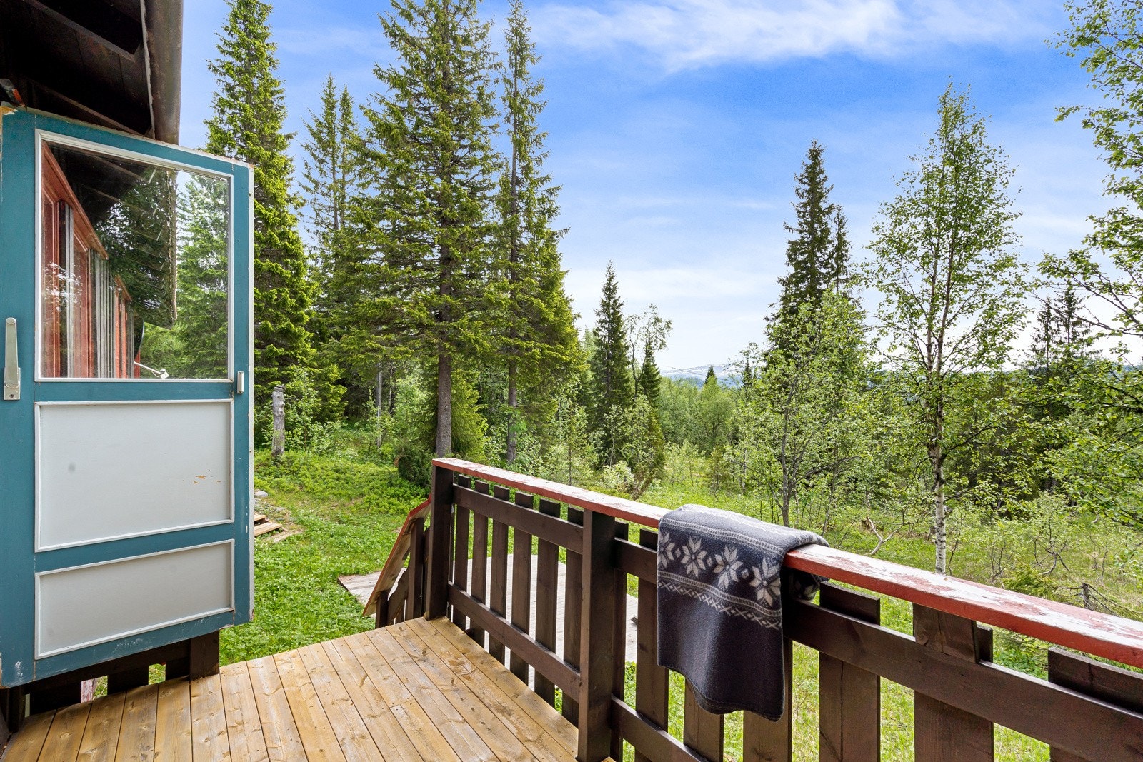Fra stuen er det utgang til boligens uteplass med fin utsikt mot nærliggende naturområder. Galleribilde