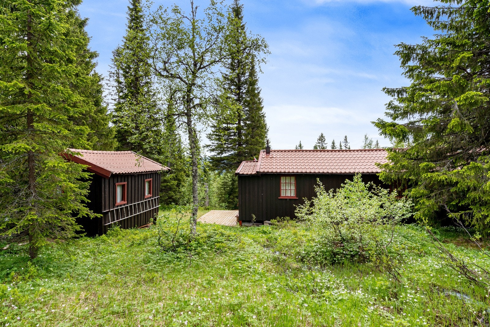 På tomten står det et frittstående redskapsbod med god lagringsplass. Galleribilde