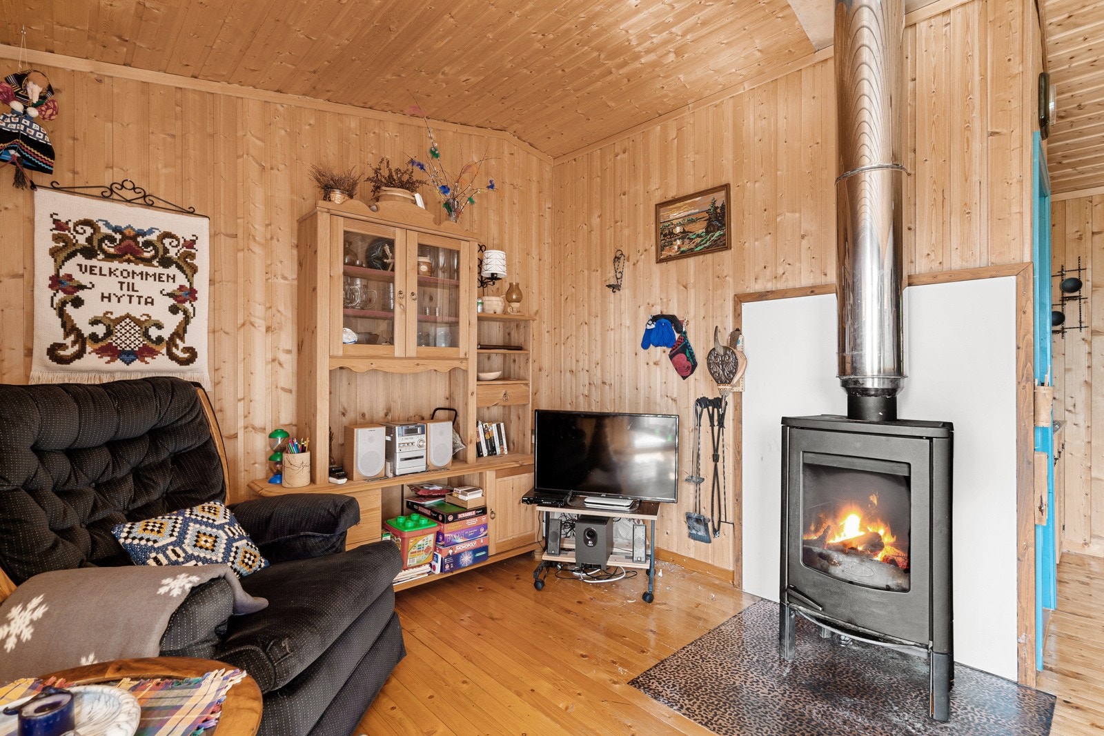 Det er vedovn i stuen som sørger for lun oppvarming i kalde vinterdager. Galleribilde